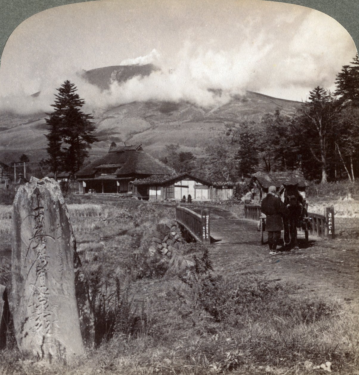 Mount Asama Asamayama, Japanin suurin aktiivinen tulivuori, Katsukakesta luoteeseen, 1904. tekijältä Underwood and Underwood
