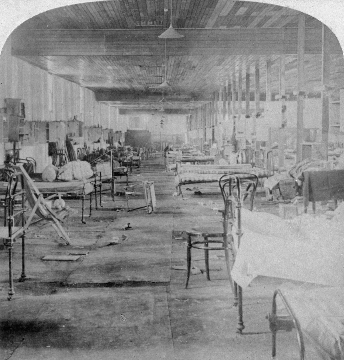 Mud Hall, viimeinen brittiläisten upseerien vankila Pretoriassa, Etelä-Afrikassa, 1901. tekijältä Underwood and Underwood