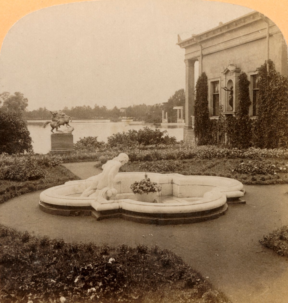 Narcissus-suihkulähde Keisarinnasaarella, Colonists Park, Pietarhovin palatsialue, Venäjä, 1898. tekijältä Underwood and Underwood