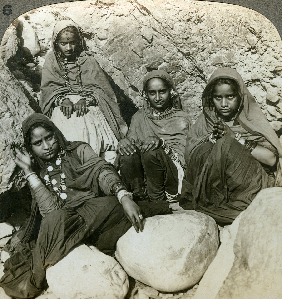 Alkuperäiset Bhujji-tytöt, Sutlej-joki, Himalaja, Intia, 1900-luku. tekijältä Underwood and Underwood