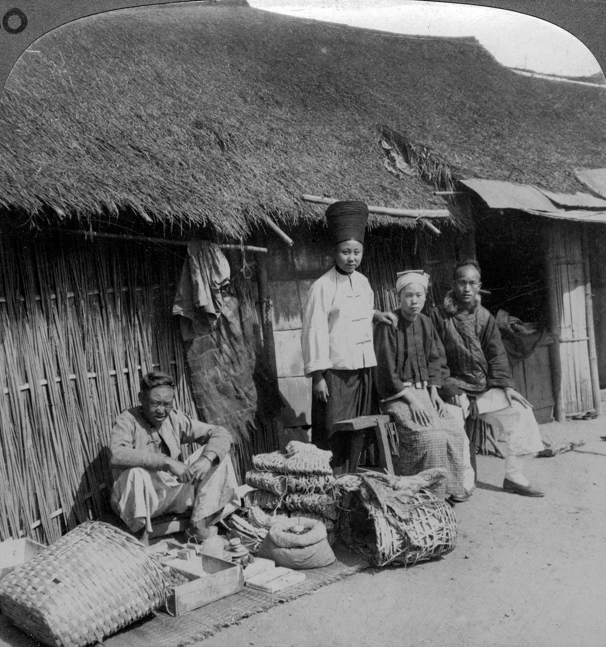 Alkuperäinen kauppa ja asiakkaat, lähellä Mogokia, Pohjois-Burmassa, 1900-luku. tekijältä Underwood and Underwood