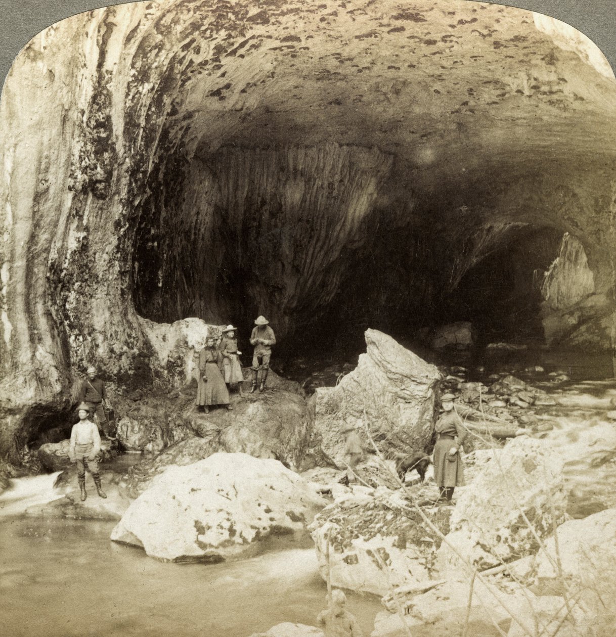 Luonnollinen silta, Warm Spring Creek, Wyoming, Yhdysvallat. tekijältä Underwood and Underwood