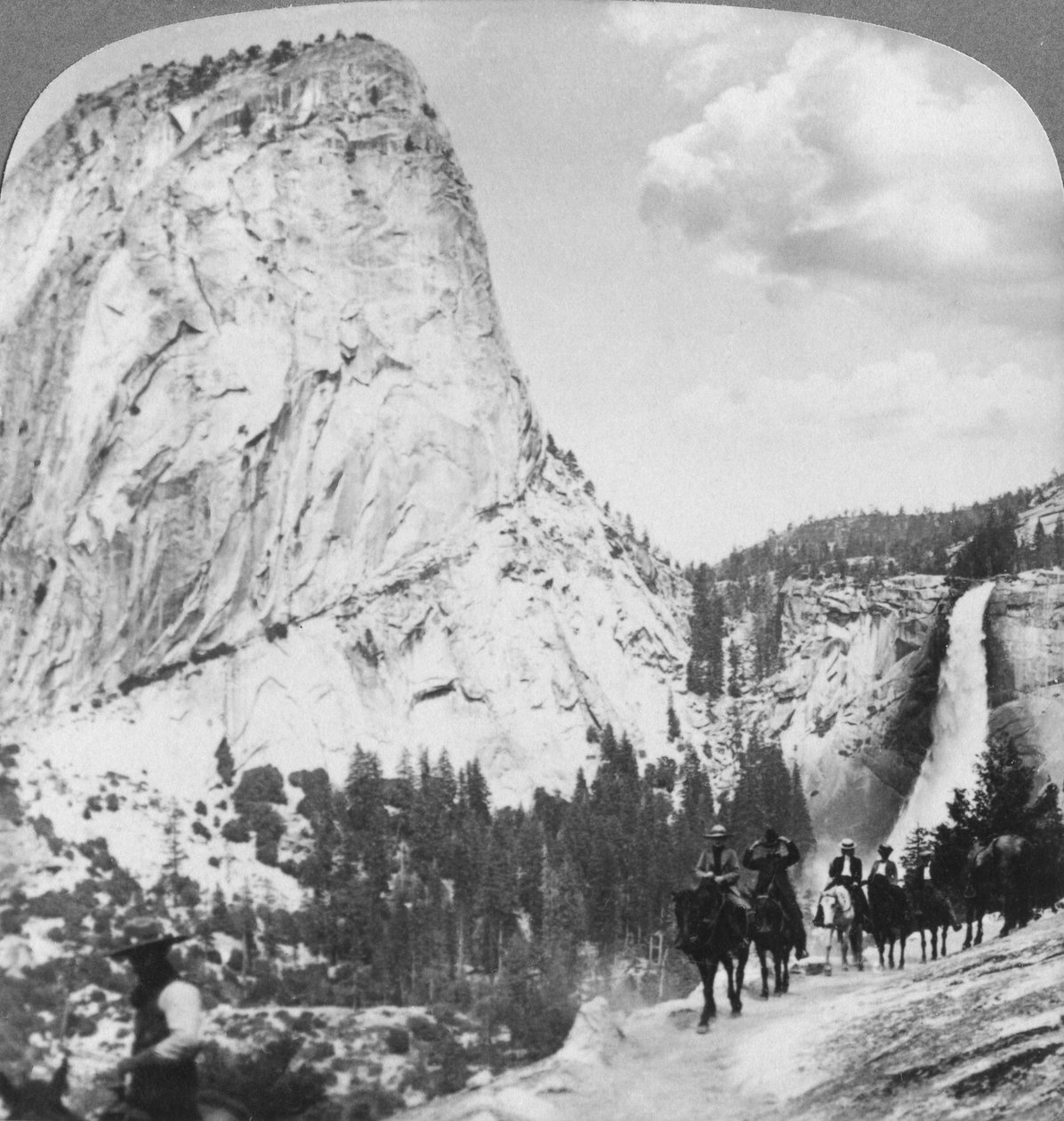 Nevada Falls and Liberty Cap polulta, Yosemite Valley, Kalifornia, USA, 1902 tekijältä Underwood and Underwood