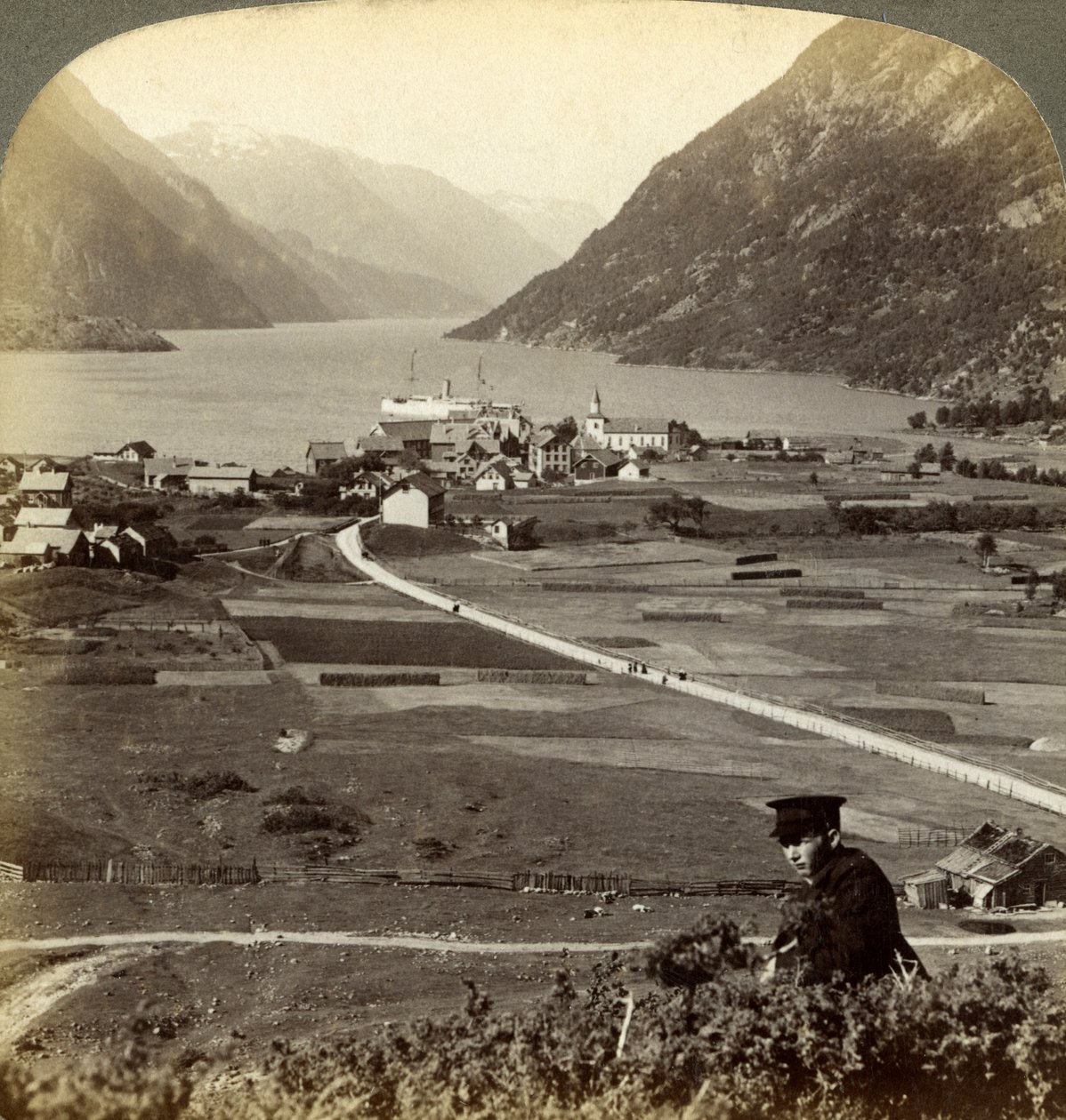 Odda, Hardangerfjord, Norja. tekijältä Underwood and Underwood