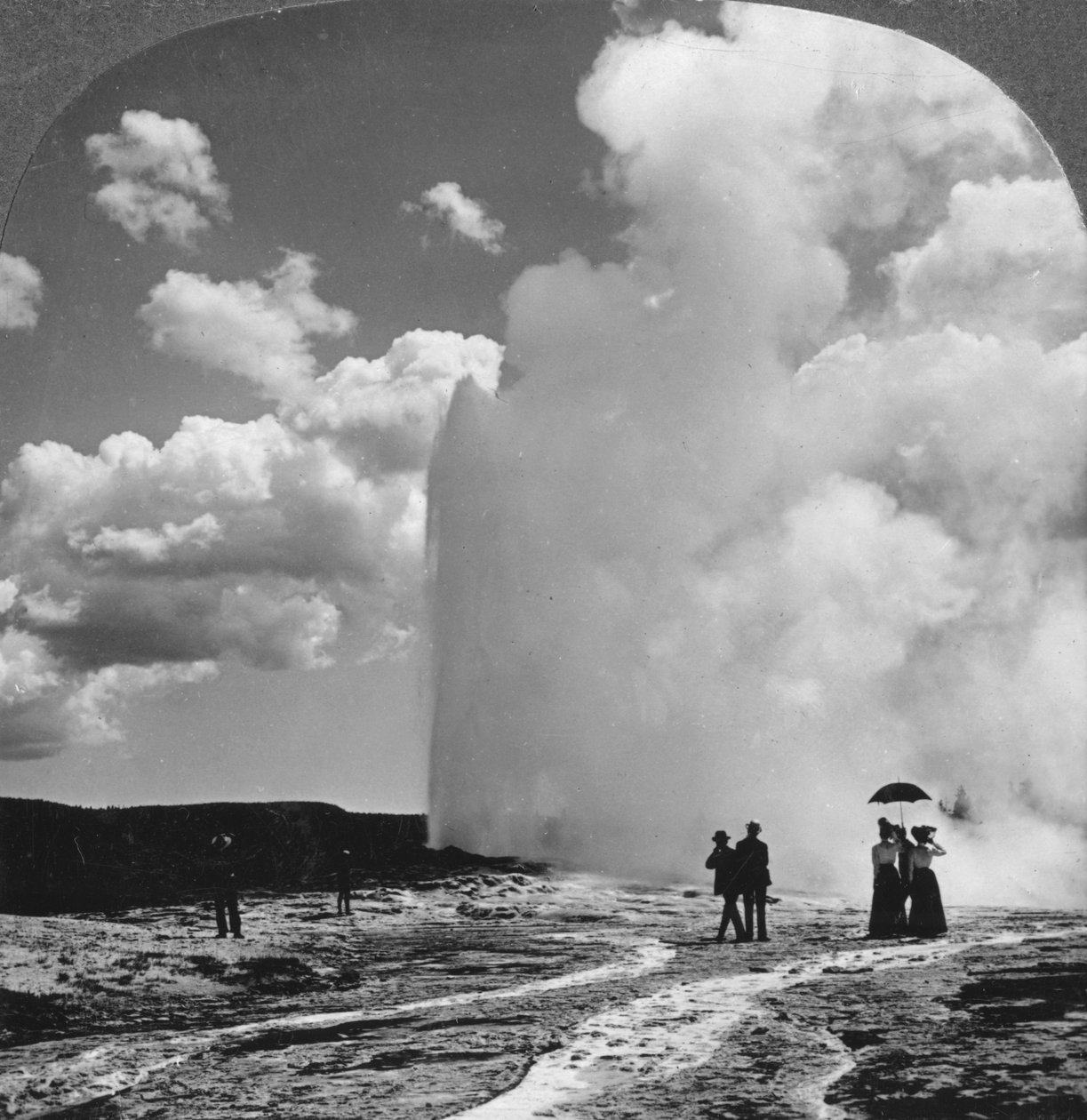 Old Faithful geysir, Yellowstonen kansallispuisto, USA, 1800-luvun alku. tekijältä Underwood and Underwood