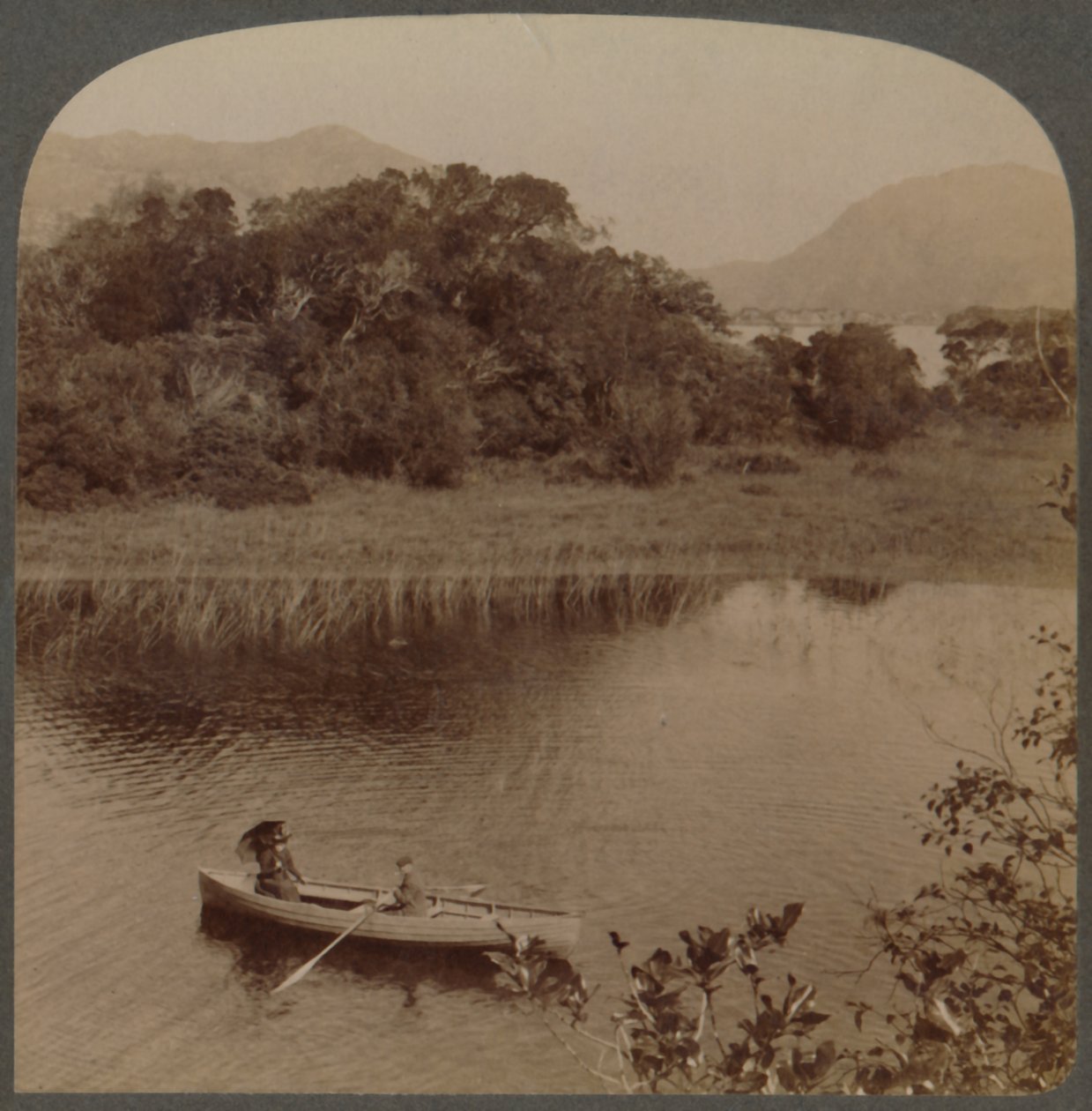Kauniin Killarneyn yläjärvellä Irlannissa, 1901. tekijältä Underwood and Underwood