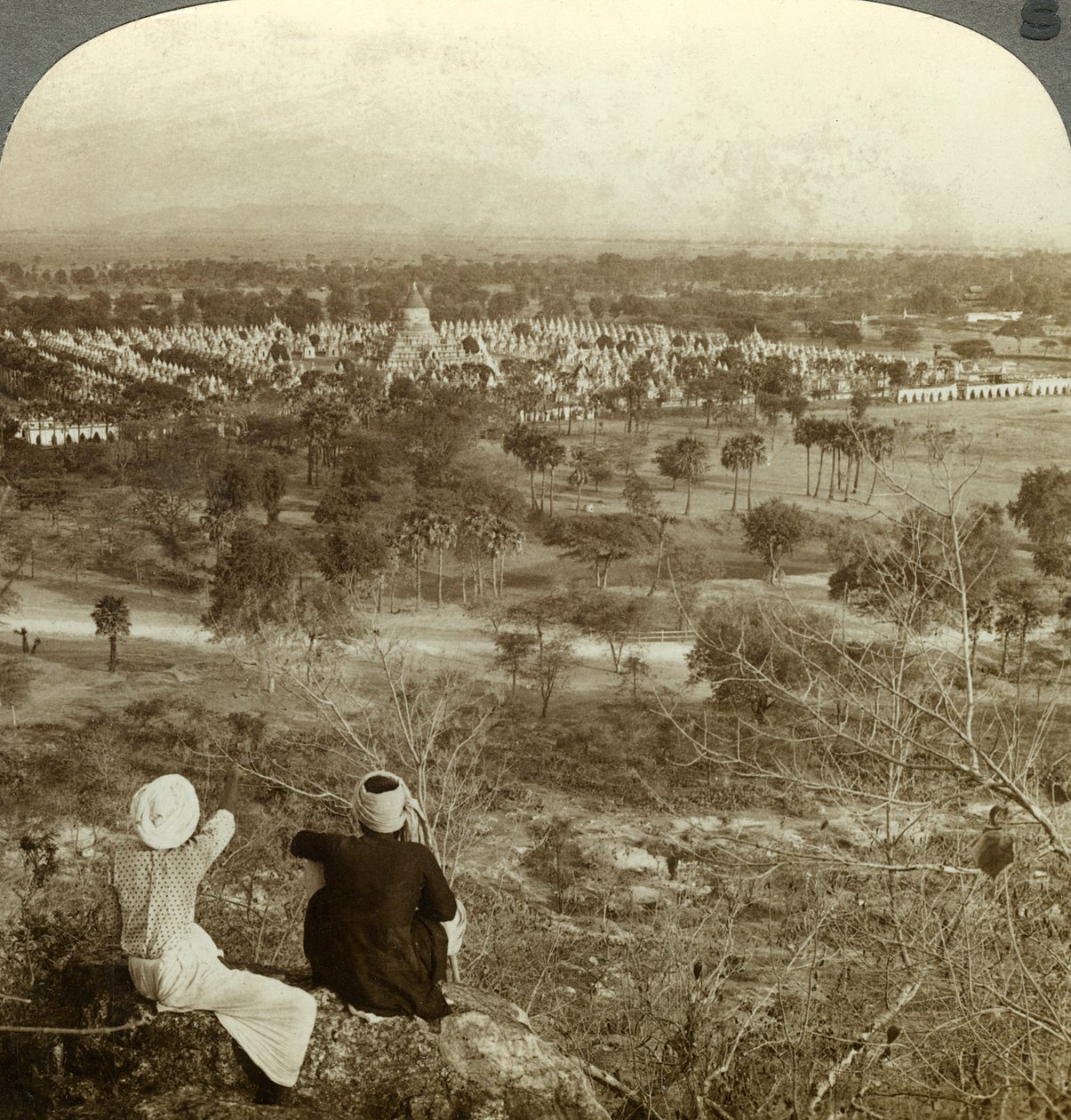 Pagodit, Mandalay, Burma, 1900-luku. tekijältä Underwood and Underwood