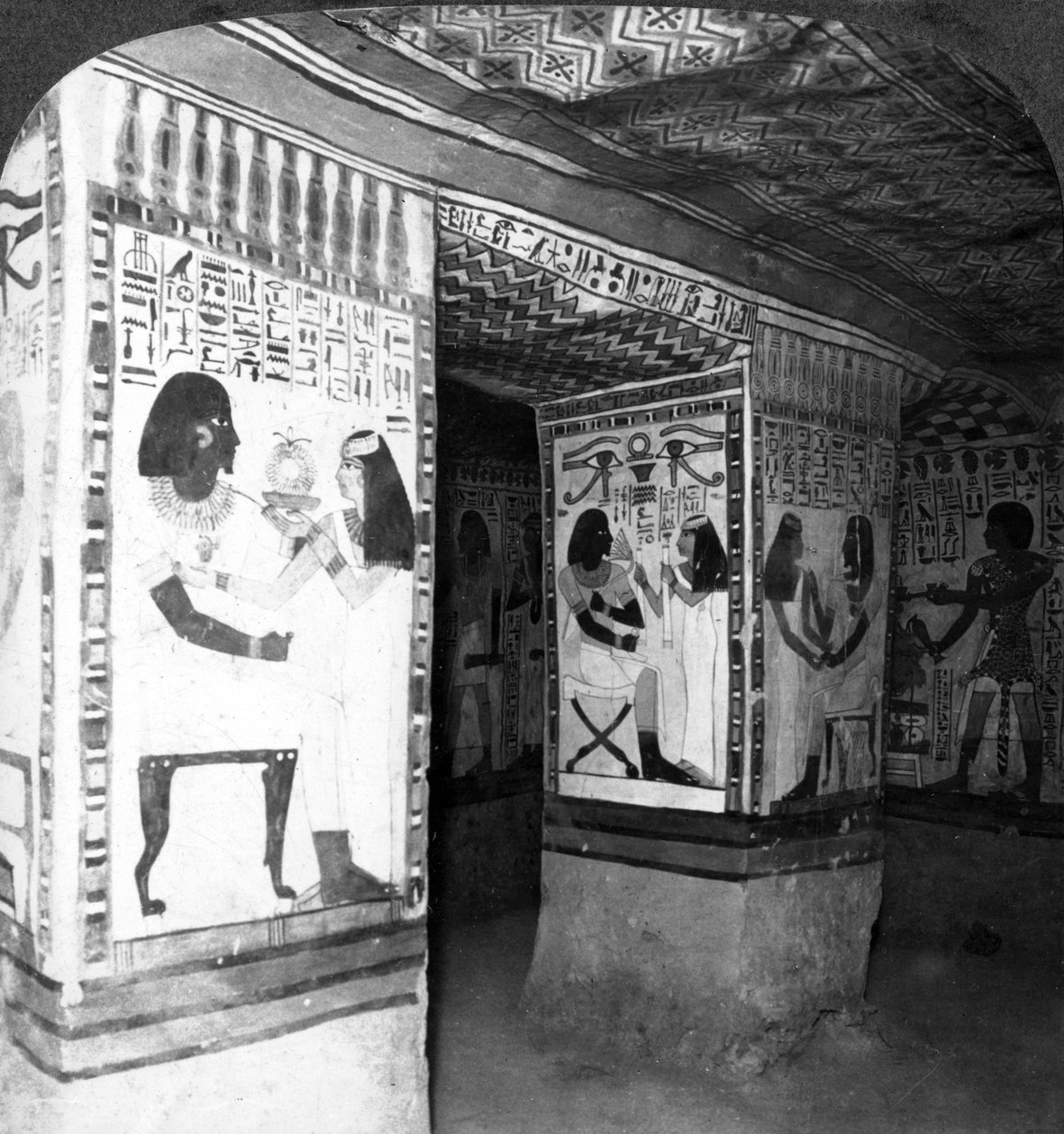 Maalattu hautakammio, joka on hakattu kallioon Thebessa, Egyptissä, 1905. tekijältä Underwood and Underwood