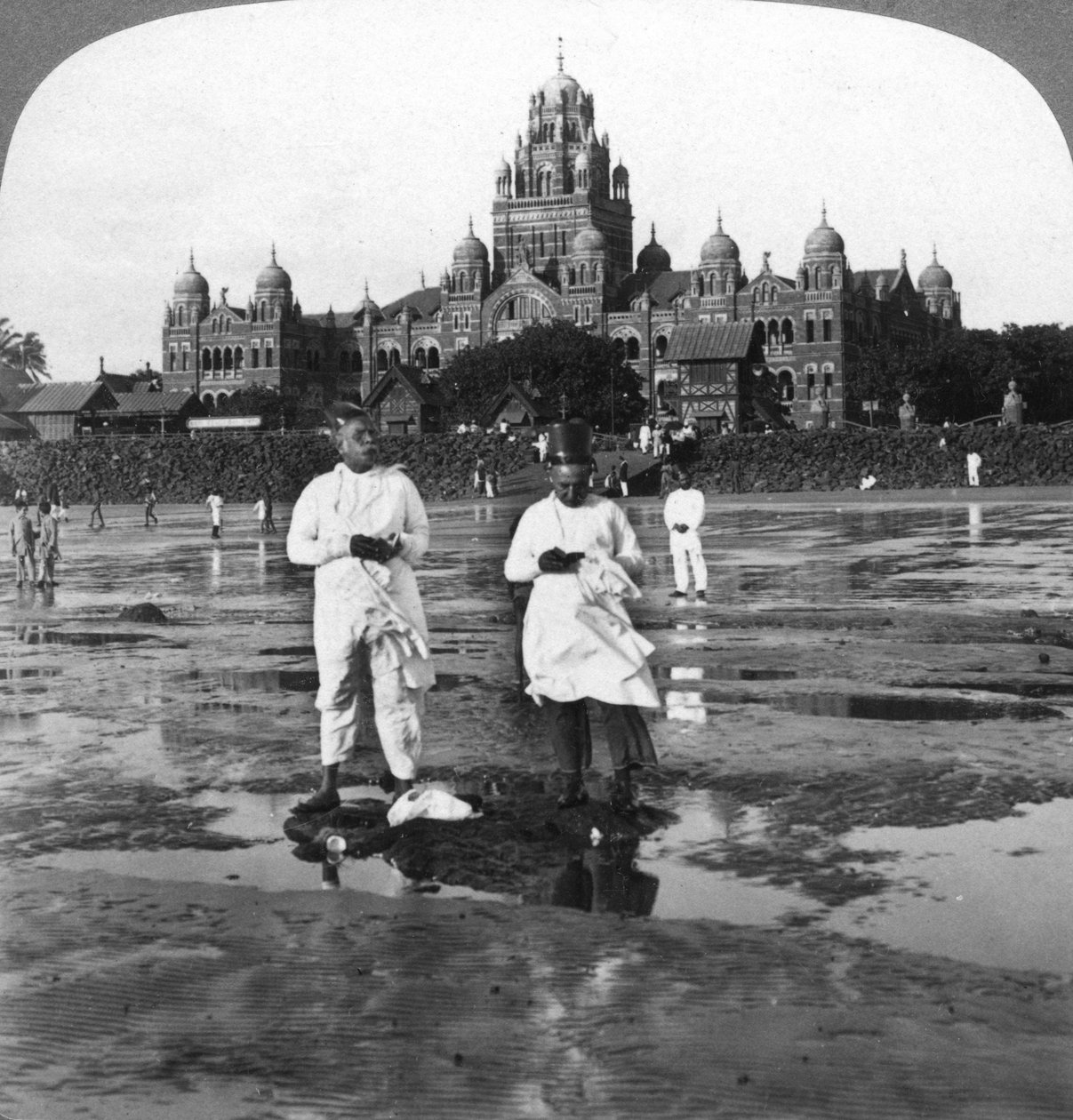 Parsis palvomassa uutta kuuta, Bombay, Intia, 1903. tekijältä Underwood and Underwood