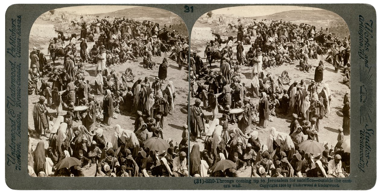 Ihmisiä, jotka tulevat Jerusalemiin uhraamaan itämuurien ulkopuolella, 1900. tekijältä Underwood and Underwood