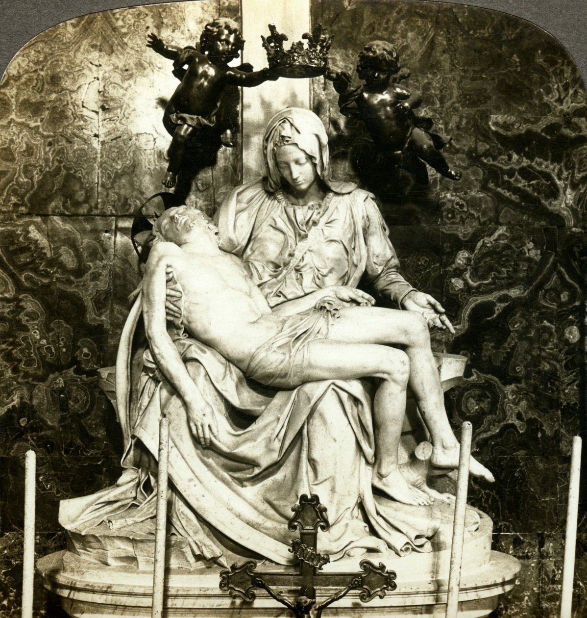 Michelangelon Pieta, Pietarinkirkko, Rooma, Italia. tekijältä Underwood and Underwood