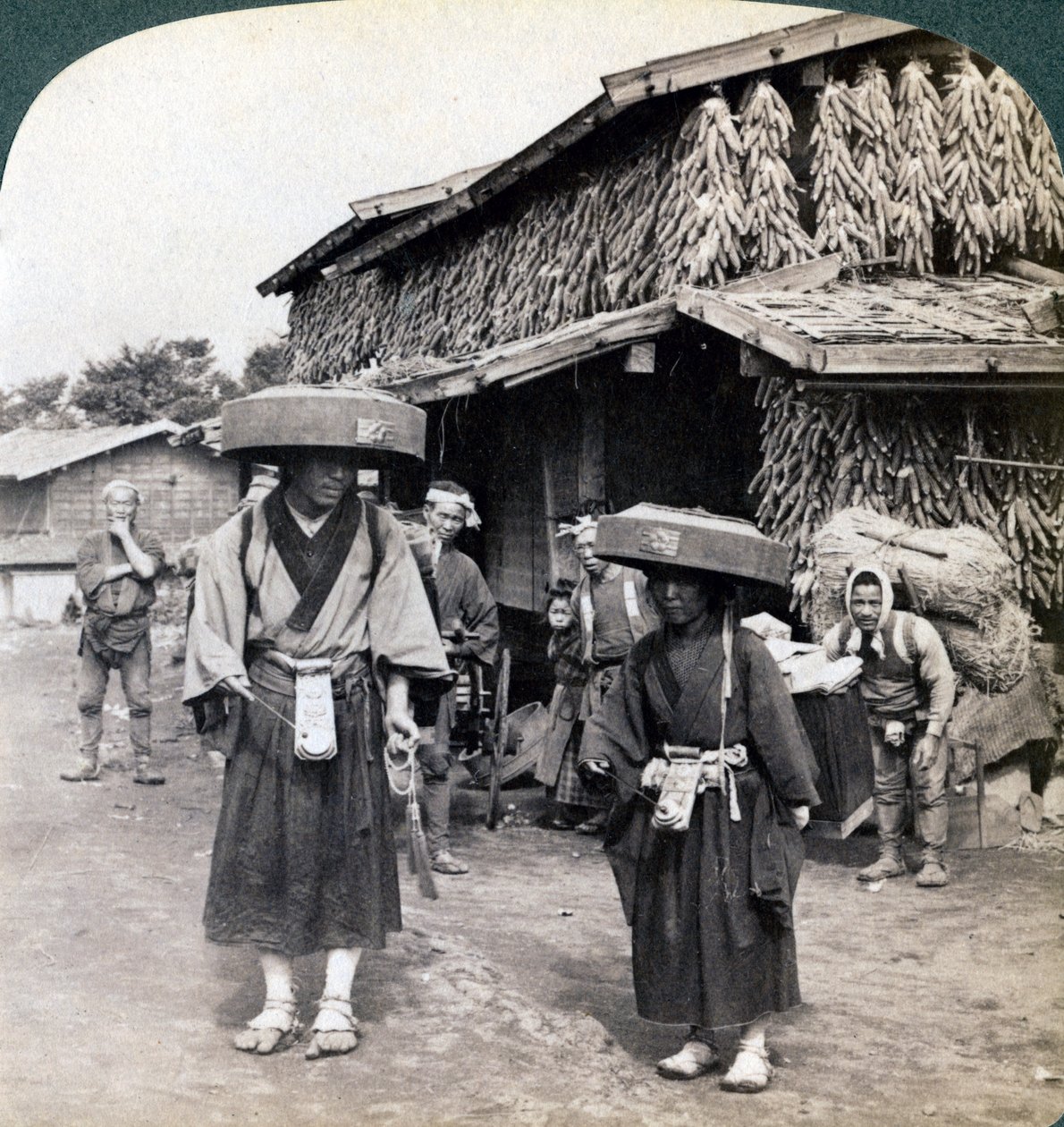 Pyhiinvaeltajien kerjäläiset lyövät pieniä gongeja lähellä Kawaguchi-järveä, Japani, 1904 tekijältä Underwood and Underwood