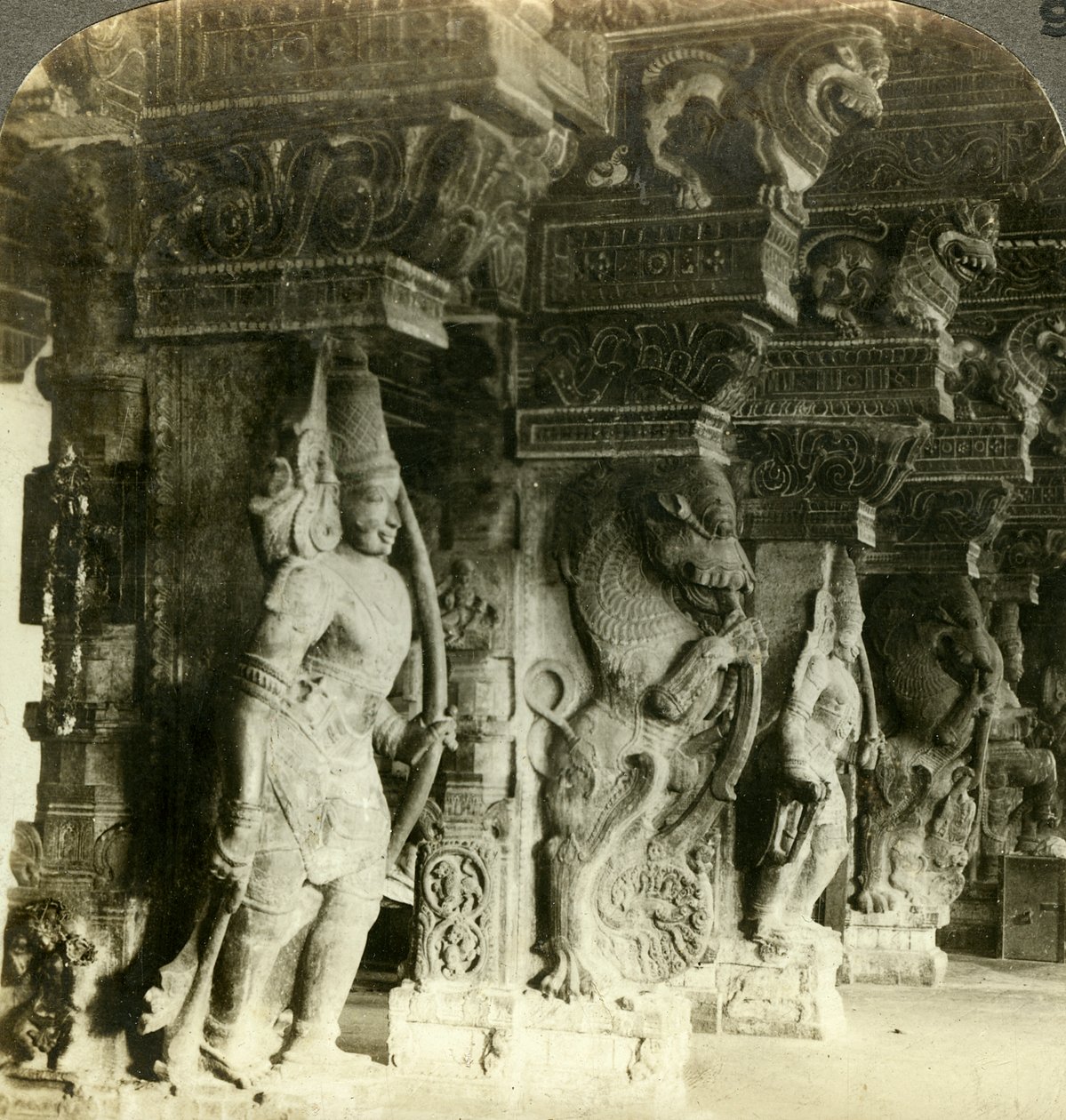 Hindutemppelin pilarit, Madurai, Intia, 1900-luku. tekijältä Underwood and Underwood