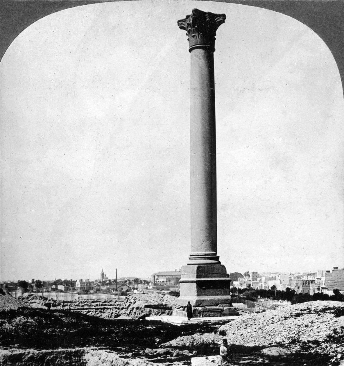 Pompeuksen pilari, merimiesten maamerkki, ja moderni Aleksandria, Egypti, 1905. tekijältä Underwood and Underwood