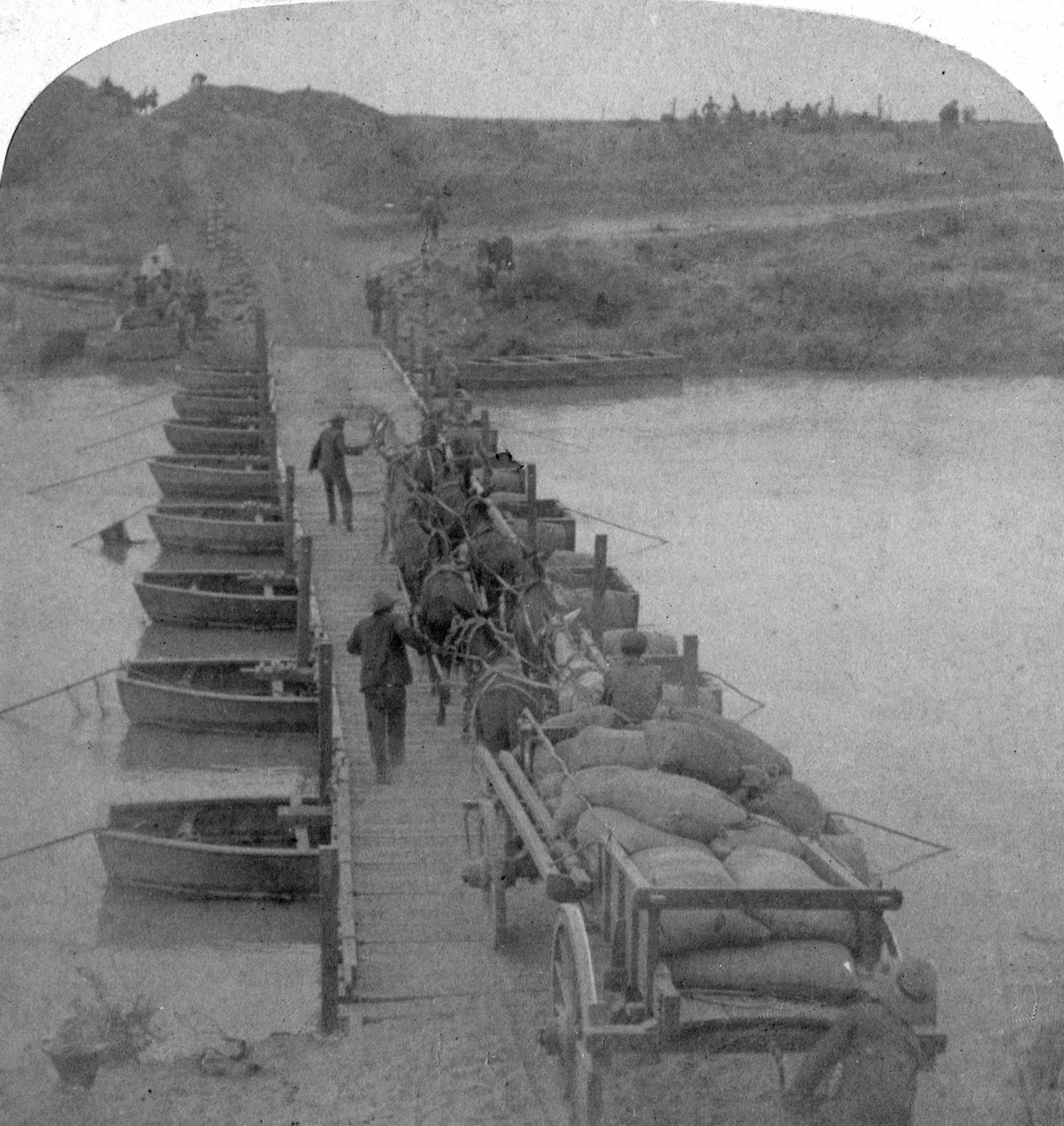 Ponttonisilta Modder-joen yli, Boer War, Etelä-Afrikka, 1900. tekijältä Underwood and Underwood