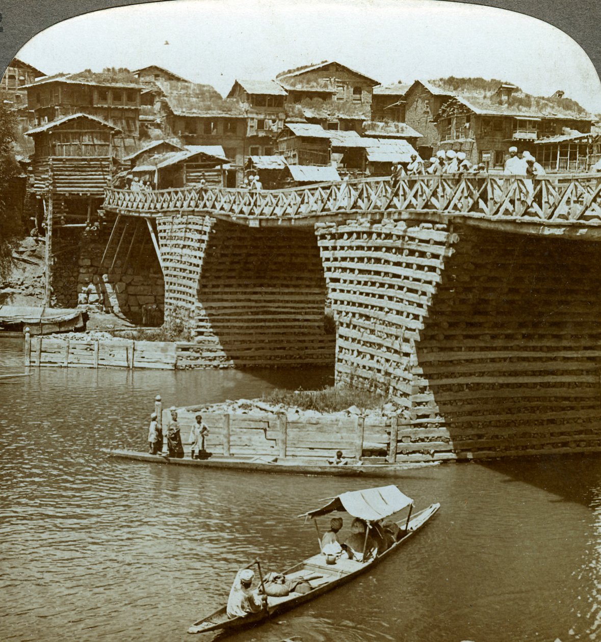 Viehättävä silta ja taloja, City of Sun, Kashmir, Intia, 1900-luku. tekijältä Underwood and Underwood