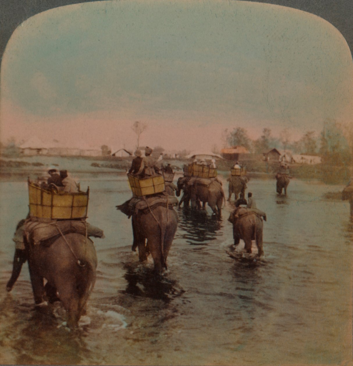 Paluu leirille päivän kuvausten jälkeen, Bebarin viidakko, Intia, 1909. Taiteilijat: Elmer Underwood, Bert Elias Underwood. tekijältä Underwood and Underwood