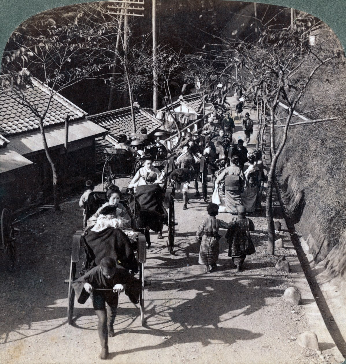 Ratsastus Daijingu-temppeliin shinto-aurinkojumalattaren palvontafestivaalille, Yokohama, Japani, 1904. tekijältä Underwood and Underwood