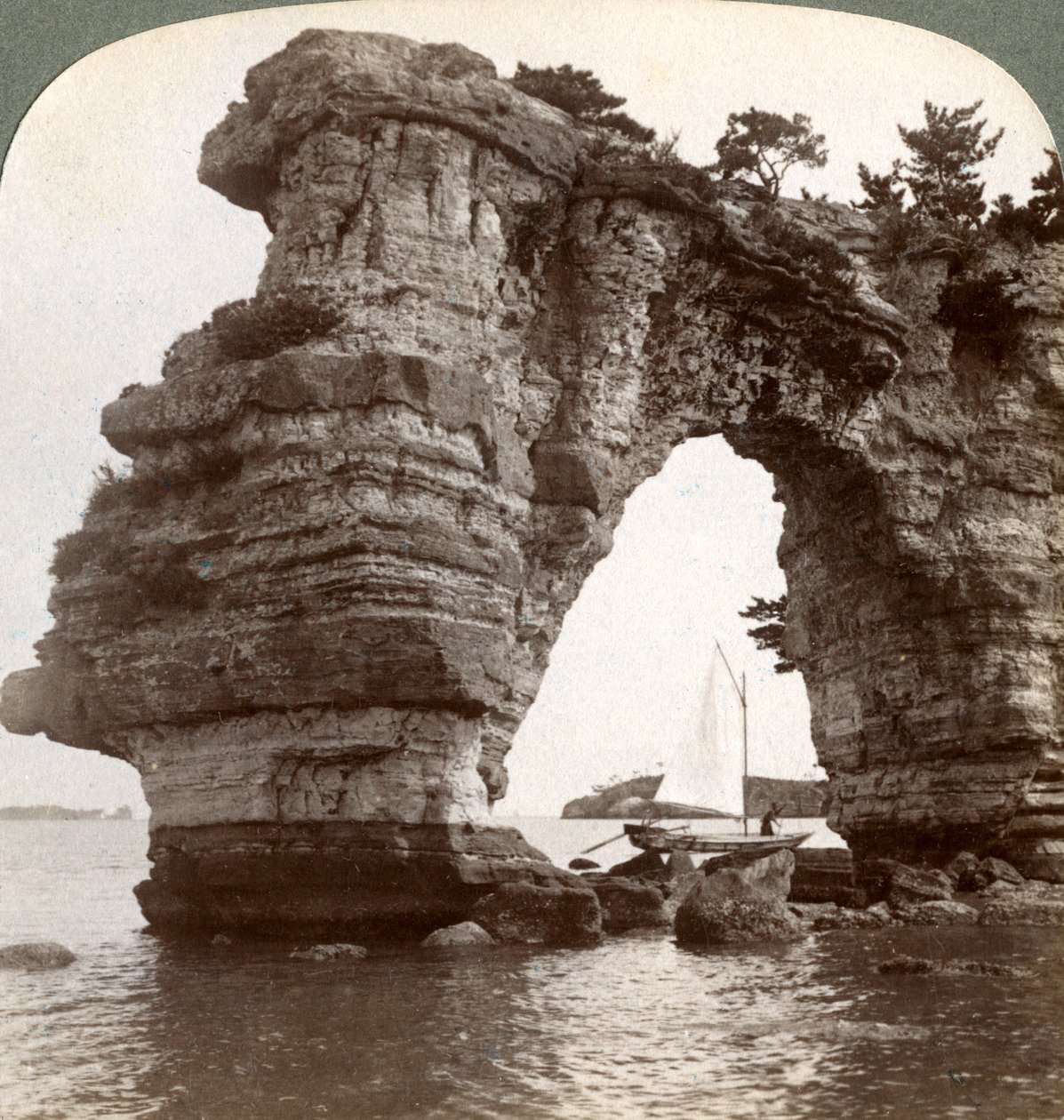 Kalliokaari Matsushima Bayssa, Kaakkois-Japanissa, 1904. tekijältä Underwood and Underwood
