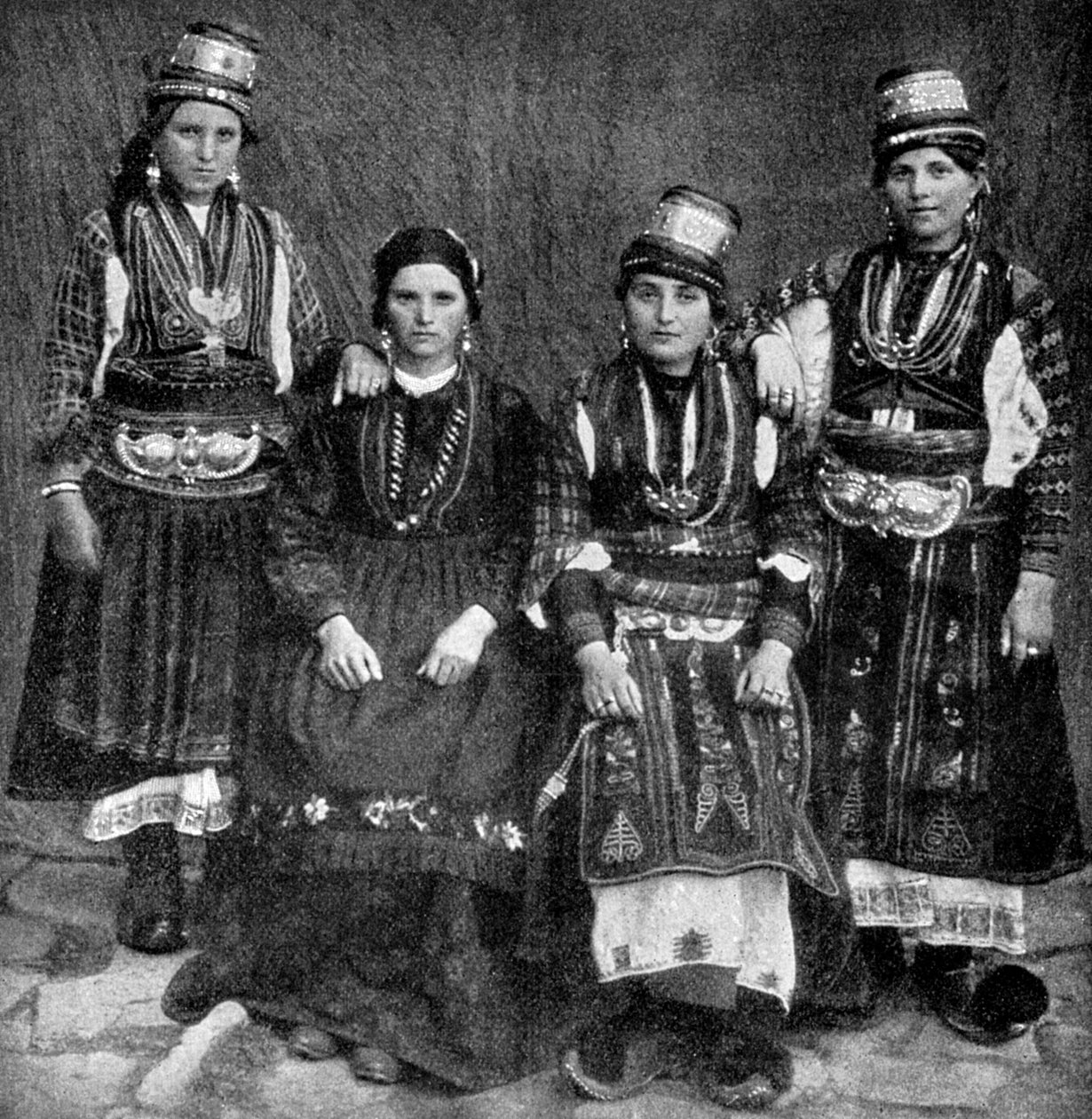 Romaninaiset, Albania, 1922. tekijältä Underwood and Underwood