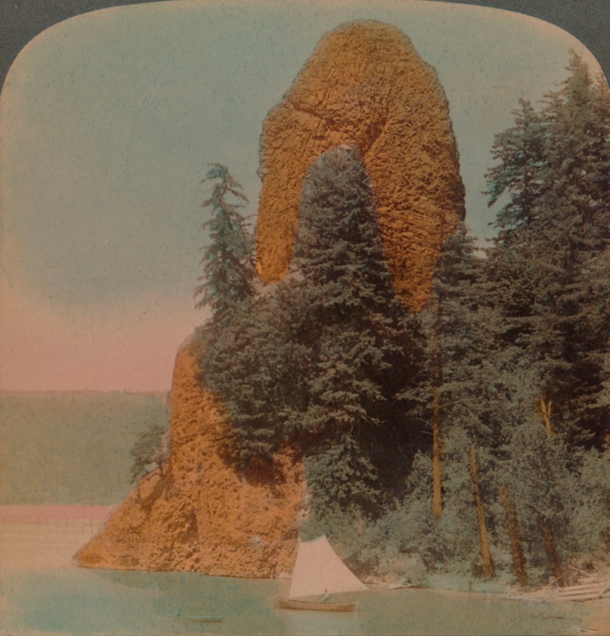 Rooster Rock, utelias kalliomuodostelma Columbia-joen varrella, Oregon, 1902. Taiteilijat: Elmer Underwood, Bert Elias Underwood. tekijältä Underwood and Underwood