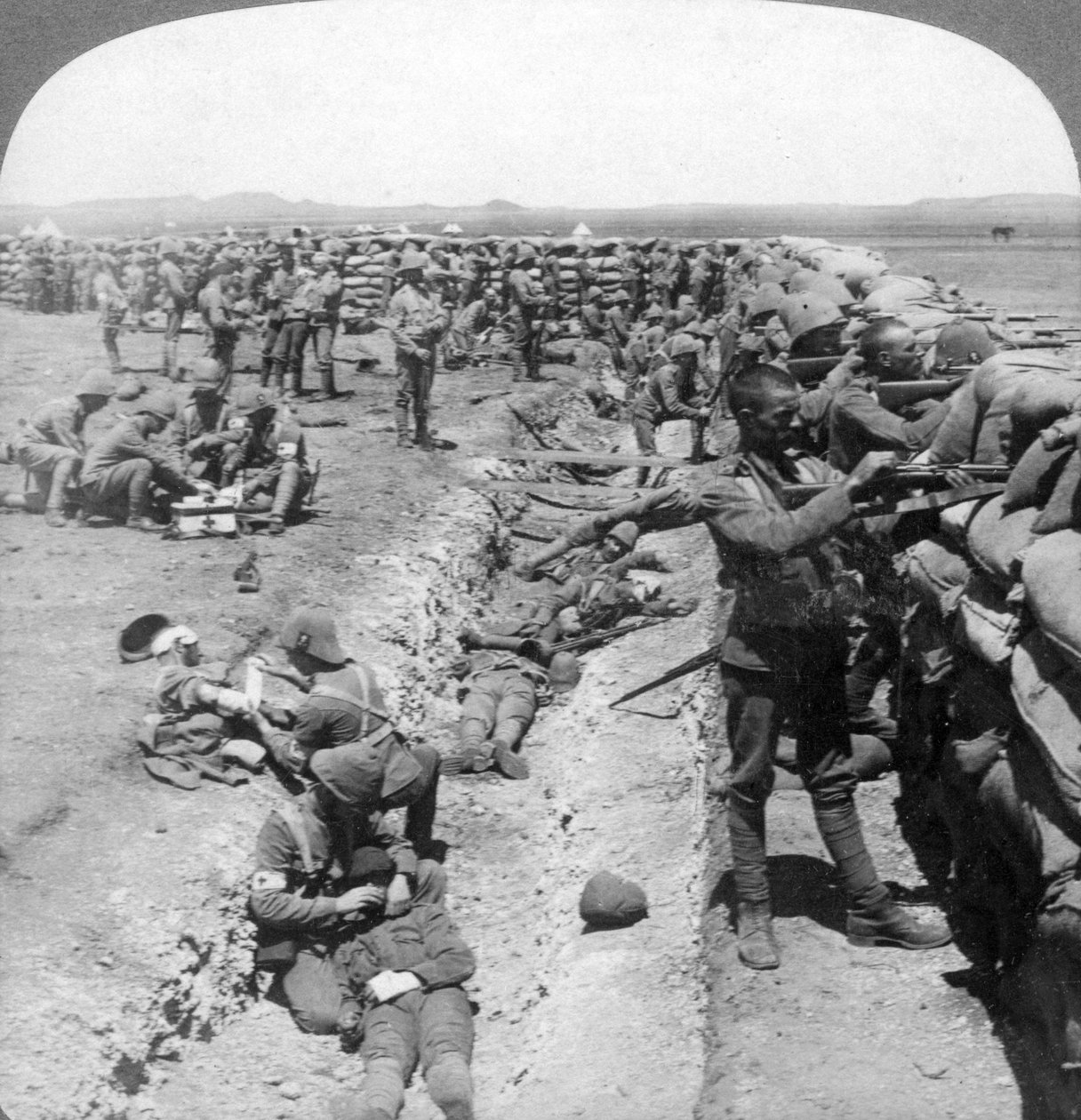 Royal Munster Fusiliers taistelee Honey Nest Kloofissa Etelä-Afrikassa, 1900. tekijältä Underwood and Underwood