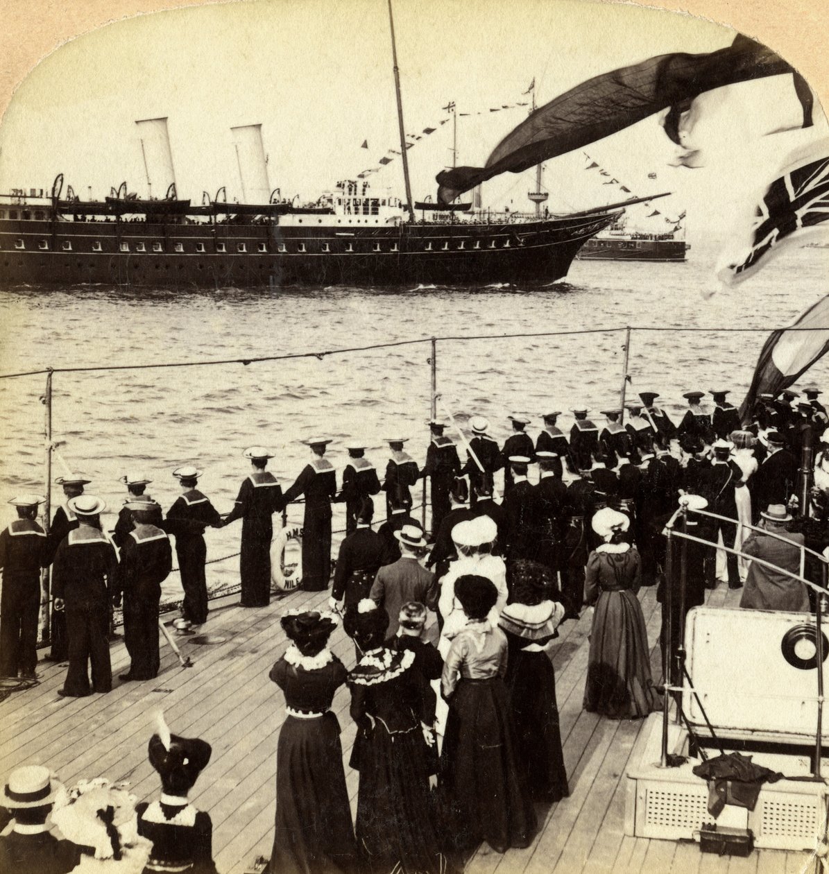 Royal Yacht ohittaa taistelulaivan HMS Nile, Coronation Review, Spithead, Hampshire, 1902. tekijältä Underwood and Underwood