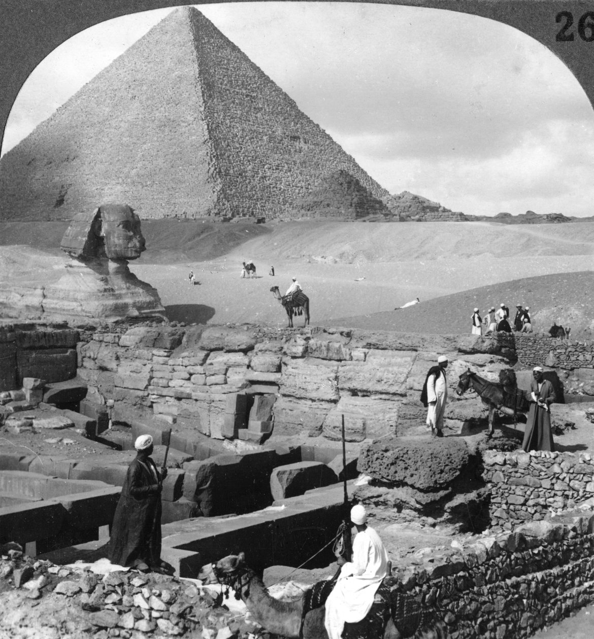 Graniittitemppelin rauniot, sfinksi ja suuri pyramidi, Egypti, 1905. tekijältä Underwood and Underwood