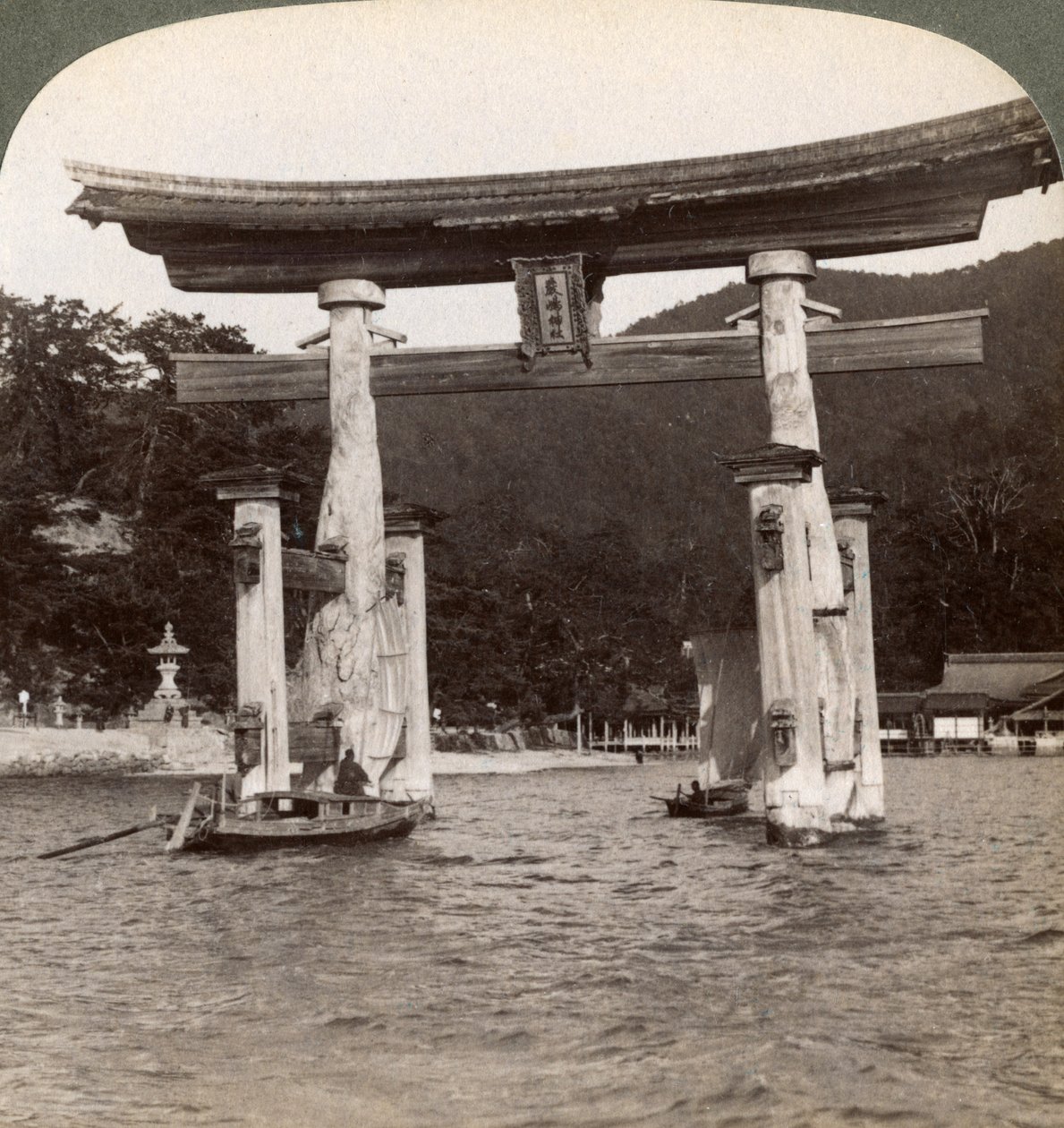Pyhä torii-portti nousee merestä, Itsukushima-pyhäkkö, Miyajima-saari, Japani, 1904 tekijältä Underwood and Underwood