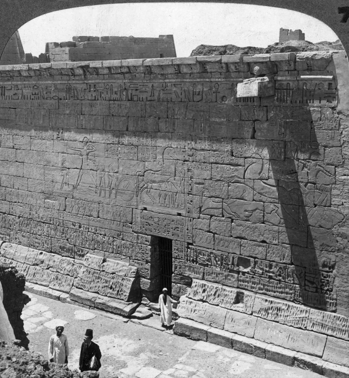 Taistelu- ja takaa-ajokohtaukset seinälle veistetty Medinet Habussa, Thebes, Egypti, 1905. tekijältä Underwood and Underwood