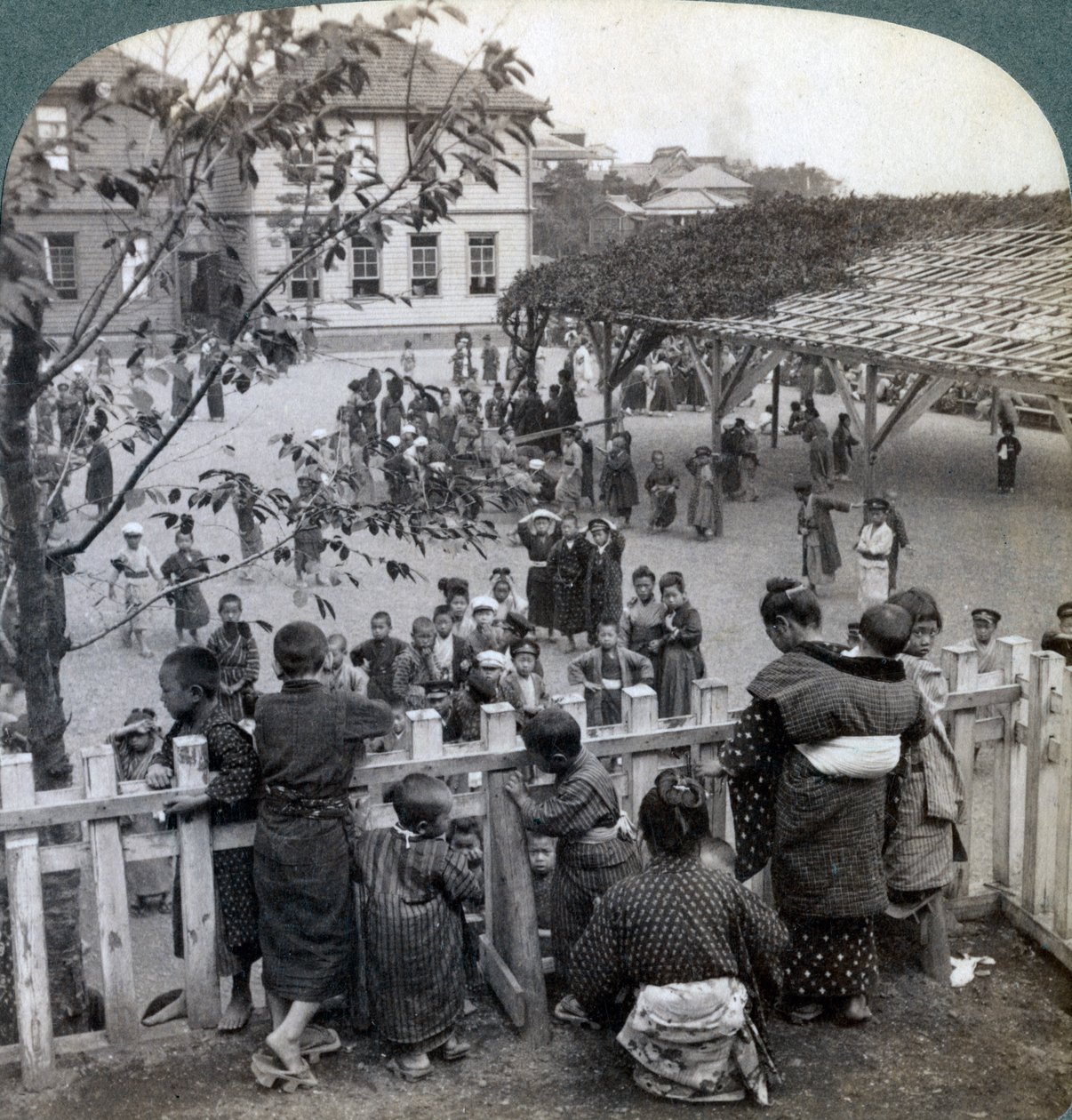 Koulutalo ja tontti, Yokohama, Japani, 1904 tekijältä Underwood and Underwood