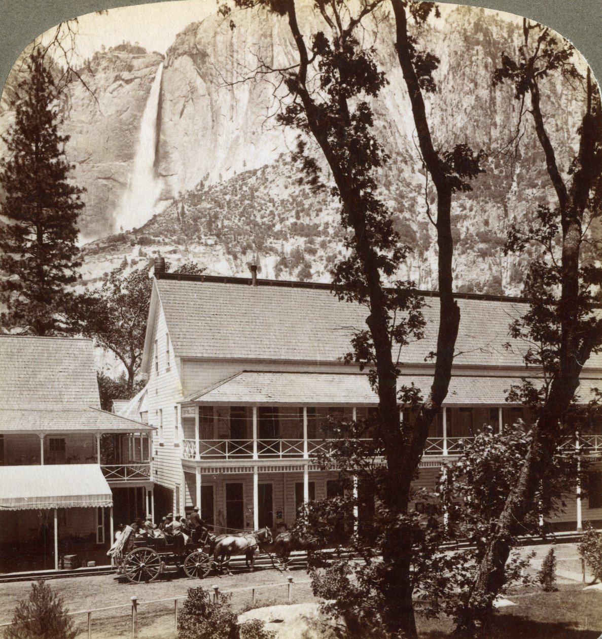 Sentinel Hotel, näkymä pohjoiseen laakson yli Yosemite Fallsiin, Kaliforniaan, Yhdysvaltoihin, 1902 tekijältä Underwood and Underwood