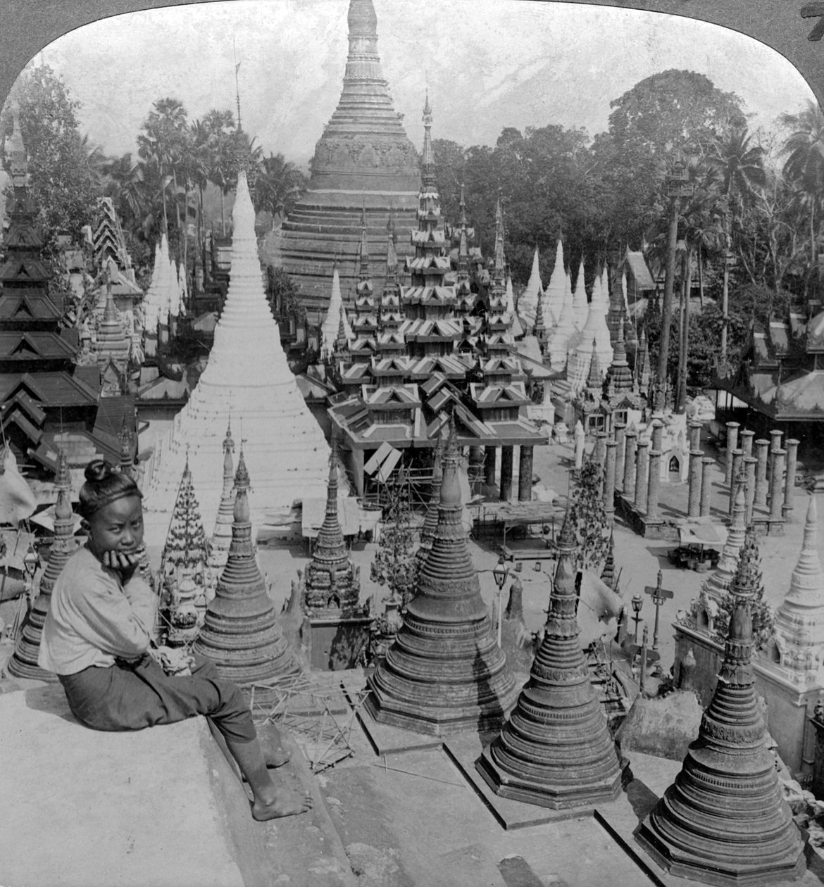 Shwedagon Pagoda, Rangoon, Burma, 1900-luku. tekijältä Underwood and Underwood