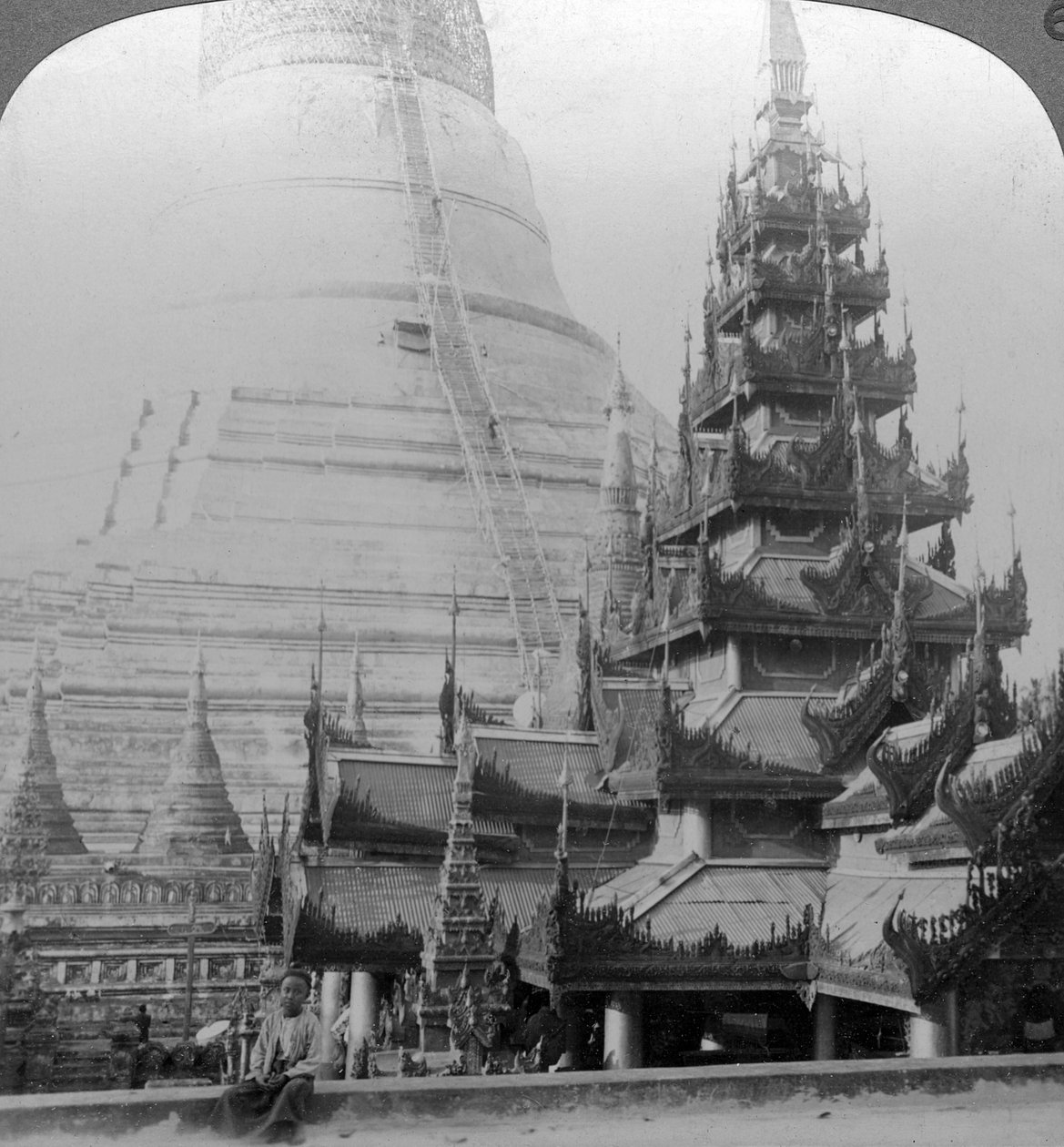 Shwedagon Pagoda, Rangoon, Burma, c1900s. tekijältä Underwood and Underwood