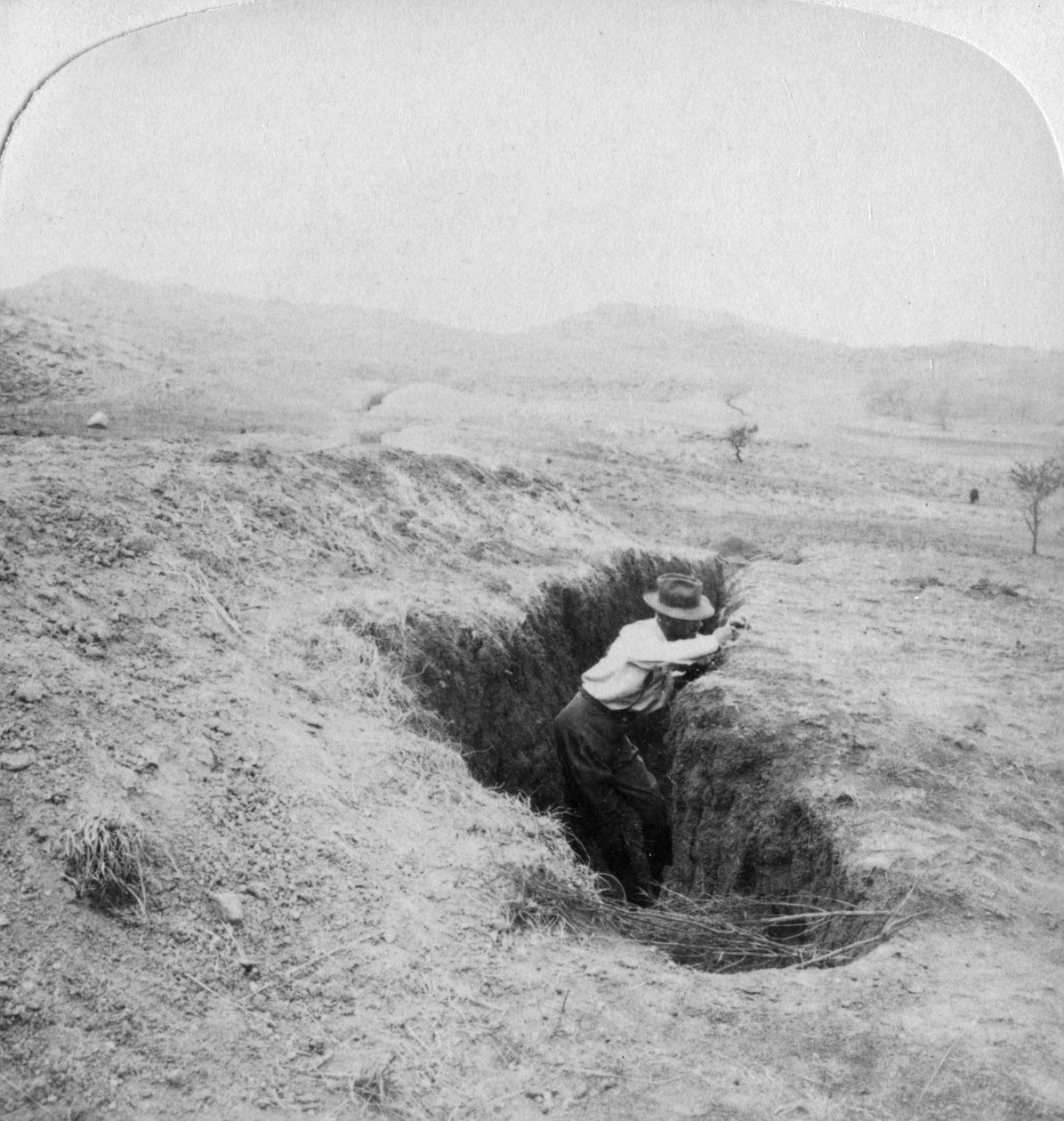 Sivukuva buurihaudosta Hlangwane Hillin juurella, Etelä-Afrikka, 1901 tekijältä Underwood and Underwood