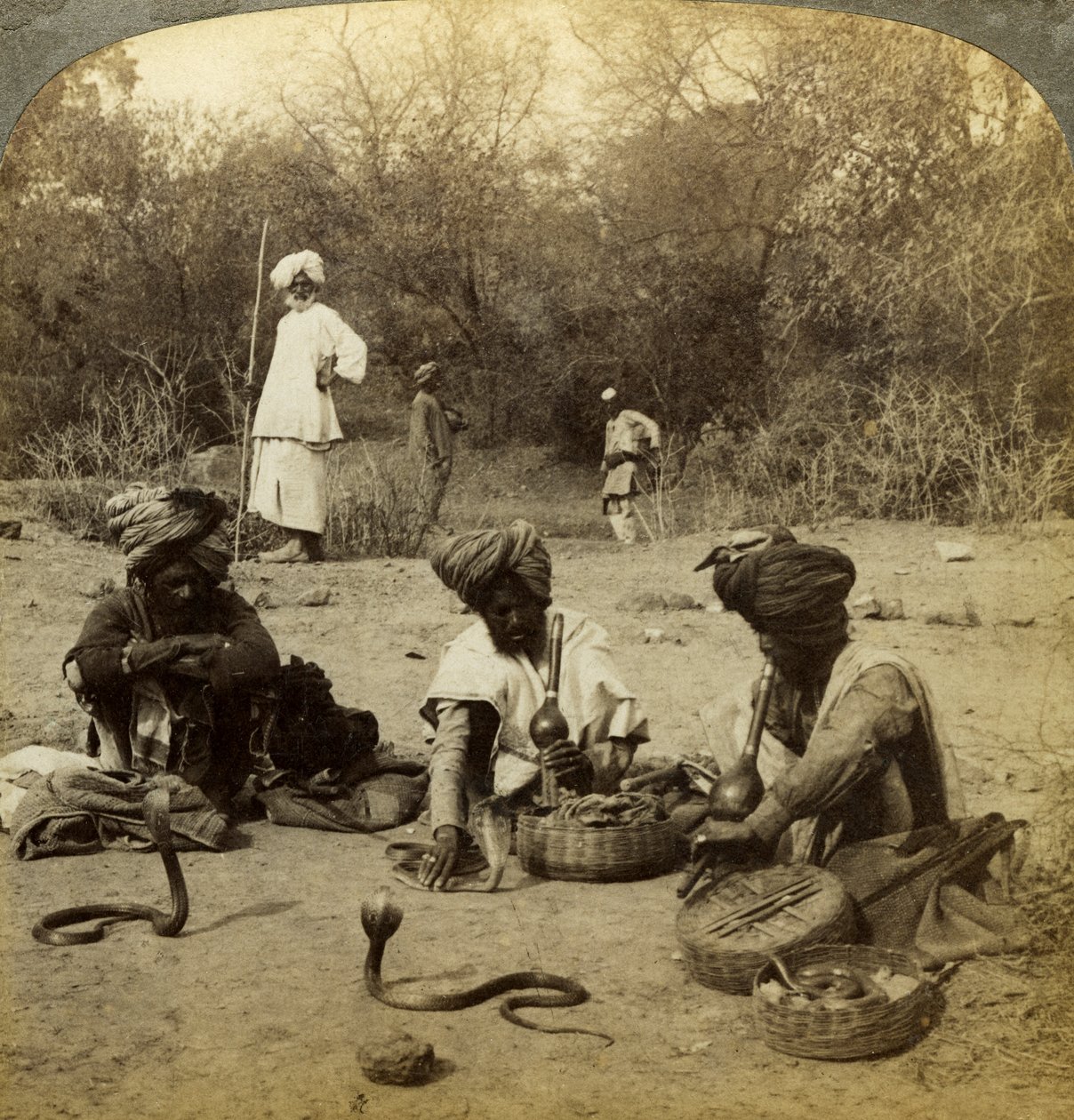Snake charmers, Delhi, Intia. tekijältä Underwood and Underwood