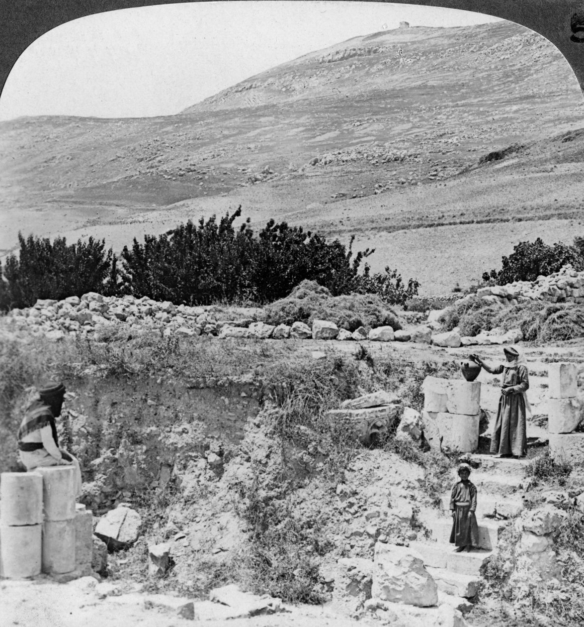 Jacobsin kaivoon johtavat portaat, katsoen luoteeseen, Palestiina Israel, 1905. tekijältä Underwood and Underwood