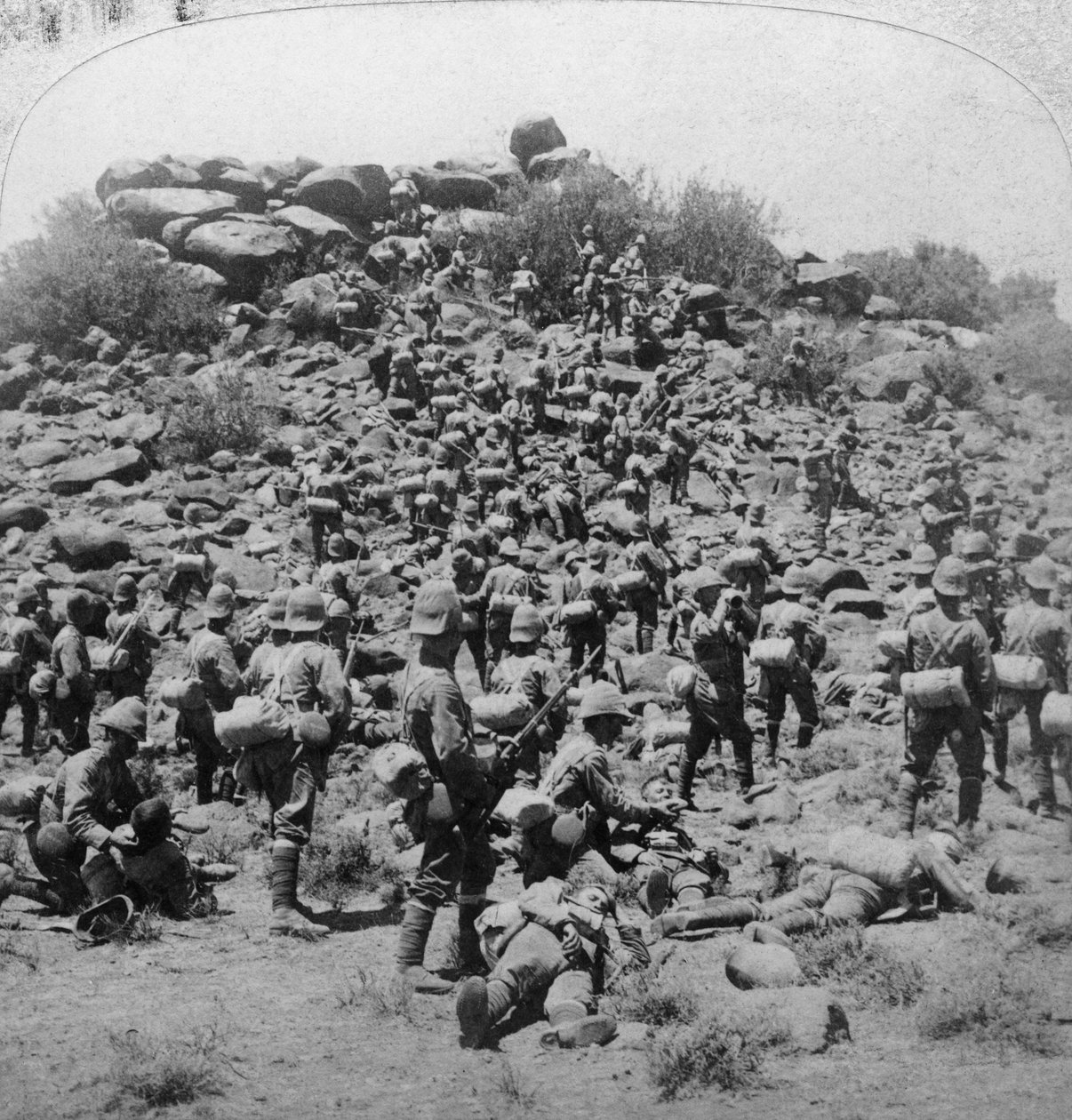 Suffolkien hyökkäys buurikopjeen Colesbergissä Etelä-Afrikassa, buurien sota, 1900. tekijältä Underwood and Underwood