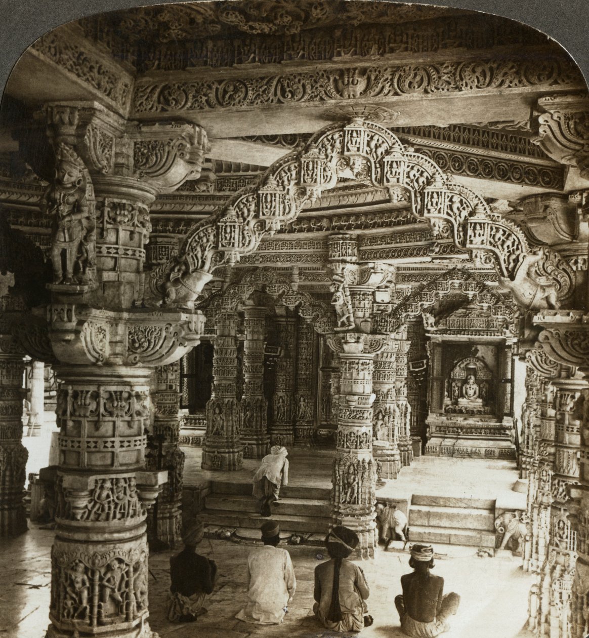 Vimal Vasahin temppeli, Mount Abu, Rajasthan, Intia. tekijältä Underwood and Underwood
