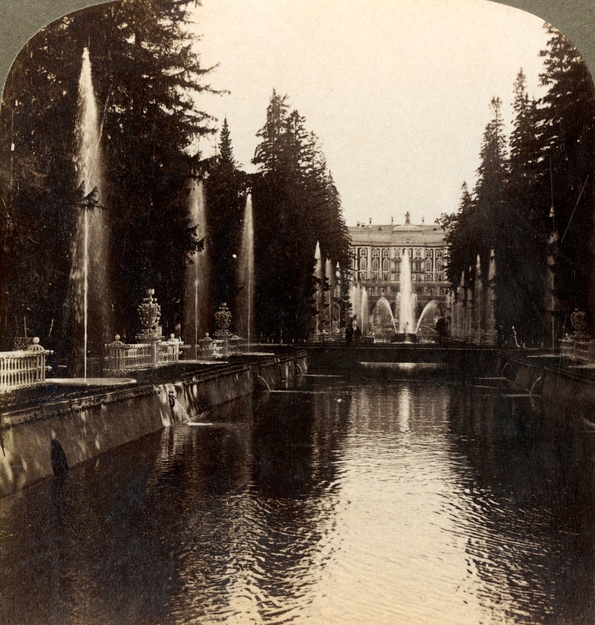 Avenue of Fountains, Pietarhovin keisarillinen palatsi, Venäjä, 1897. tekijältä Underwood and Underwood