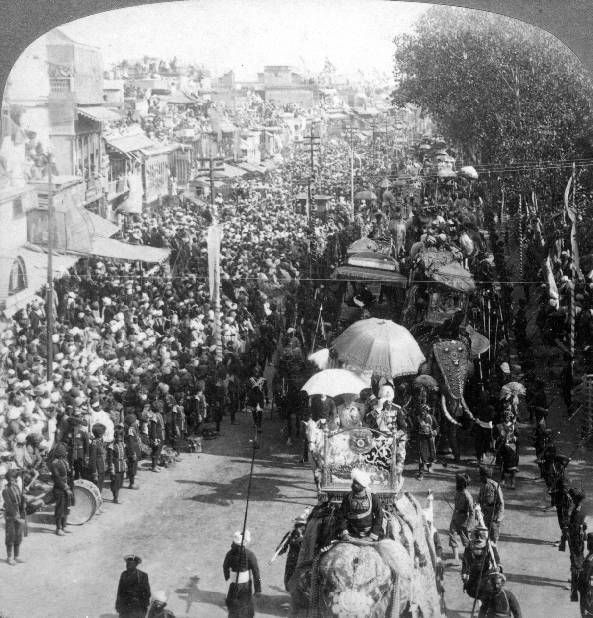Connaughtin herttua ja herttuatar ja suuressa Durbar-kulkueessa Delhissä, Intiassa, 1903. tekijältä Underwood and Underwood