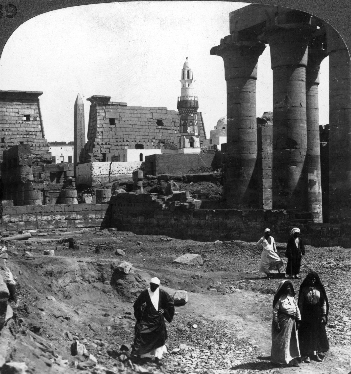 Muslimimoskeija Luxorin temppelin pihalla, Thebes, Egypti, 1905. tekijältä Underwood and Underwood