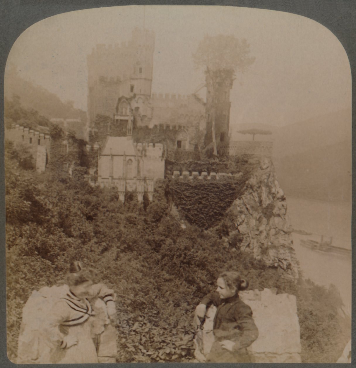 Rheinstein, viehättävin Reinin linnoista - N. bastionin S. seinältä, Saksa, 1902. tekijältä Underwood and Underwood