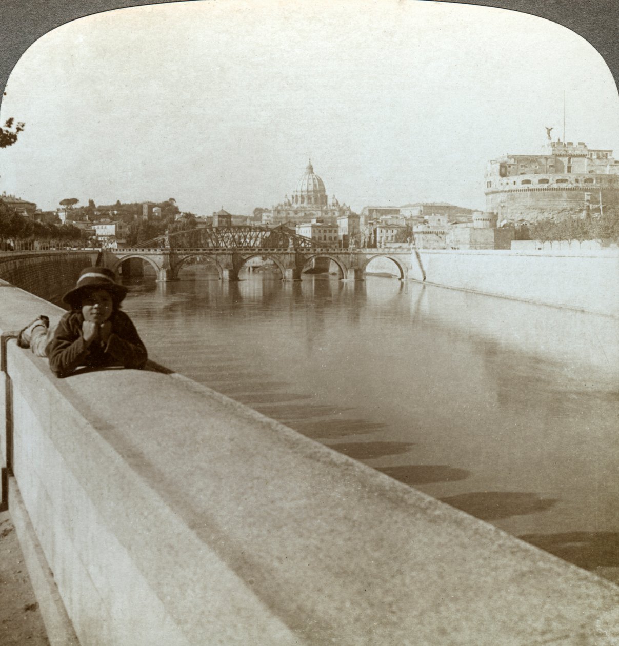 Tiber-joki, Castel Sant Angelo ja Pietarinkirkko, Rooma, Italia. tekijältä Underwood and Underwood