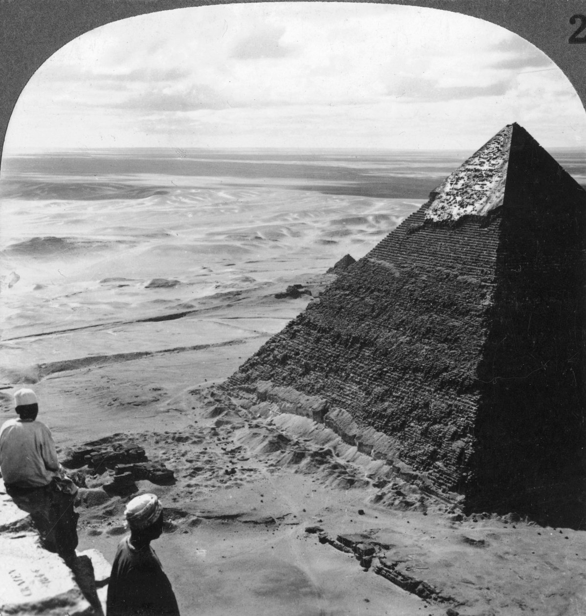 Toinen pyramidi, jossa näkyy osa alkuperäisestä kannesta, Egypti, 1905.pyramidi, Egypti, c1900 tekijältä Underwood and Underwood