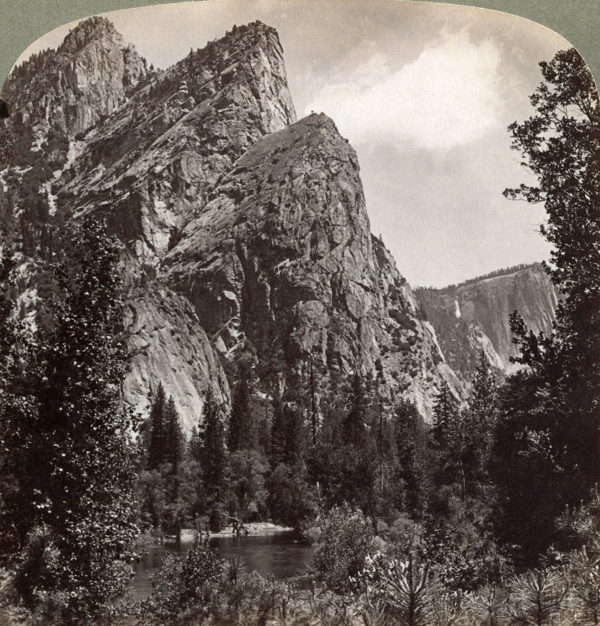 The Three Brothers, Yosemite Valley, Kalifornia, Yhdysvallat, 1902 tekijältä Underwood and Underwood