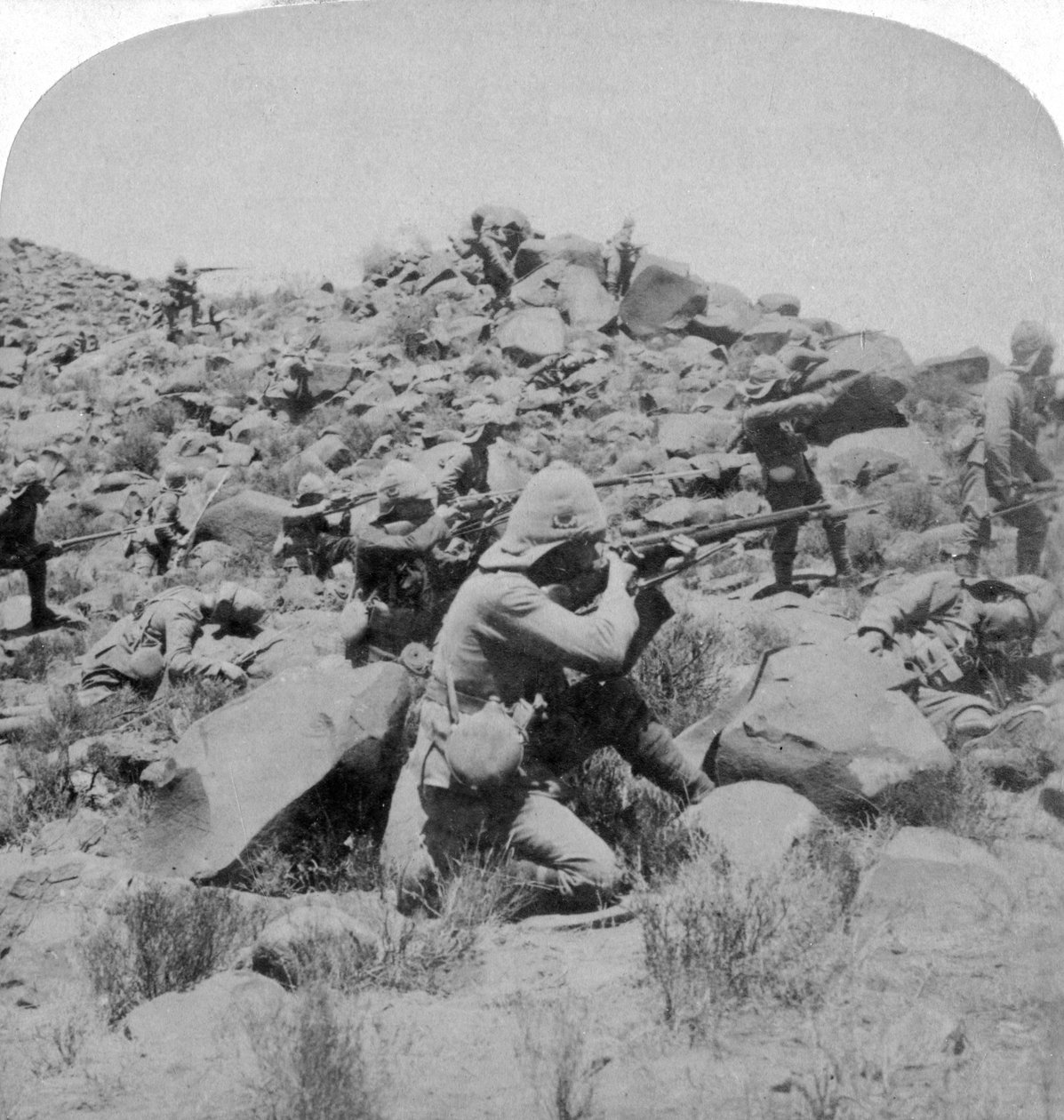 Warwickit taistelevat buurien kanssa Weppenerin lähellä, Bloemfonteinin itäpuolella Etelä-Afrikassa, 1901 tekijältä Underwood and Underwood