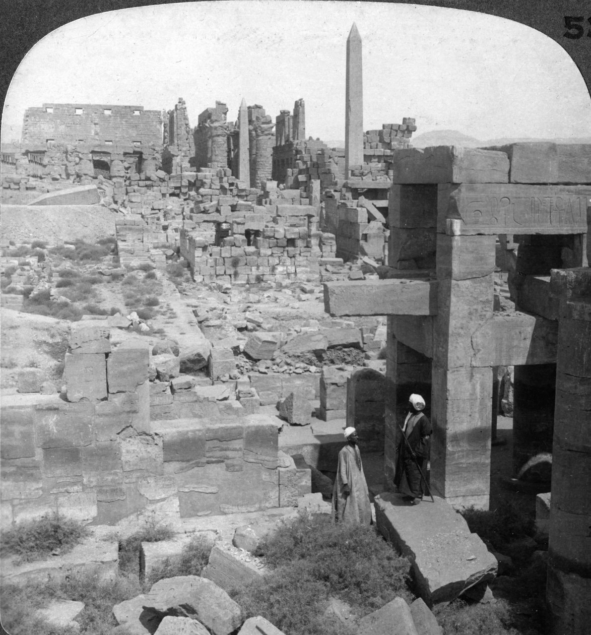 Karnakin jättimäisen temppelin koko pituus, Thebes, Egypti, 1905. tekijältä Underwood and Underwood