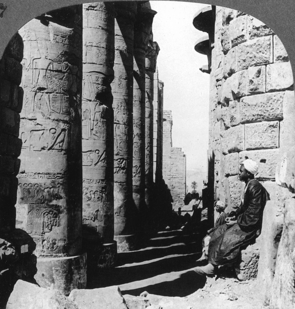Kuuluisa pylväikkö suuressa temppelissä Karnakissa, Thebes, Egypti, 1905. tekijältä Underwood and Underwood
