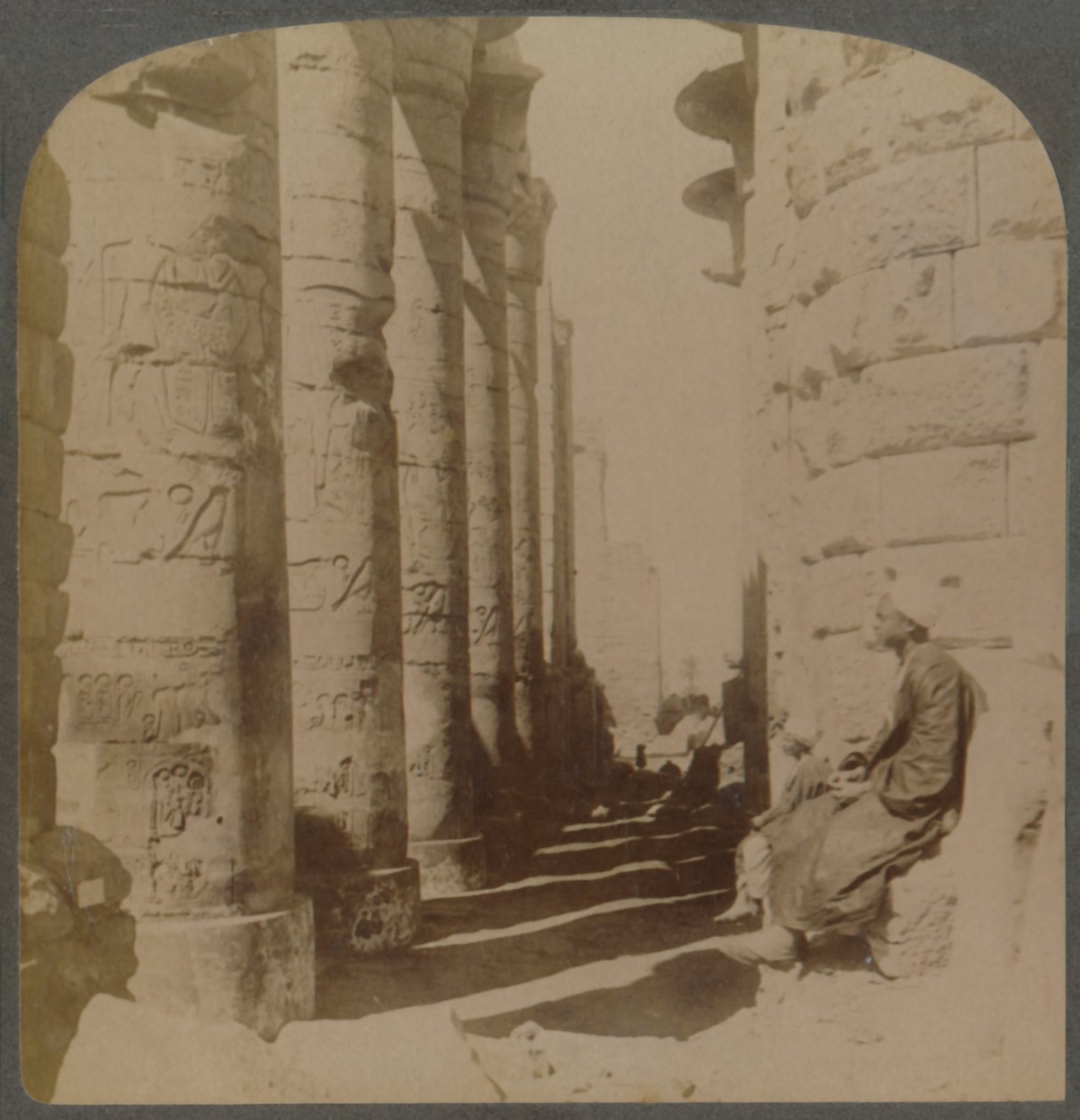 Kuuluisa suuren Hypostyle Hallin pylväikkö Karnakin temppelissä, Thebes, Egypti, 1897. tekijältä Underwood and Underwood